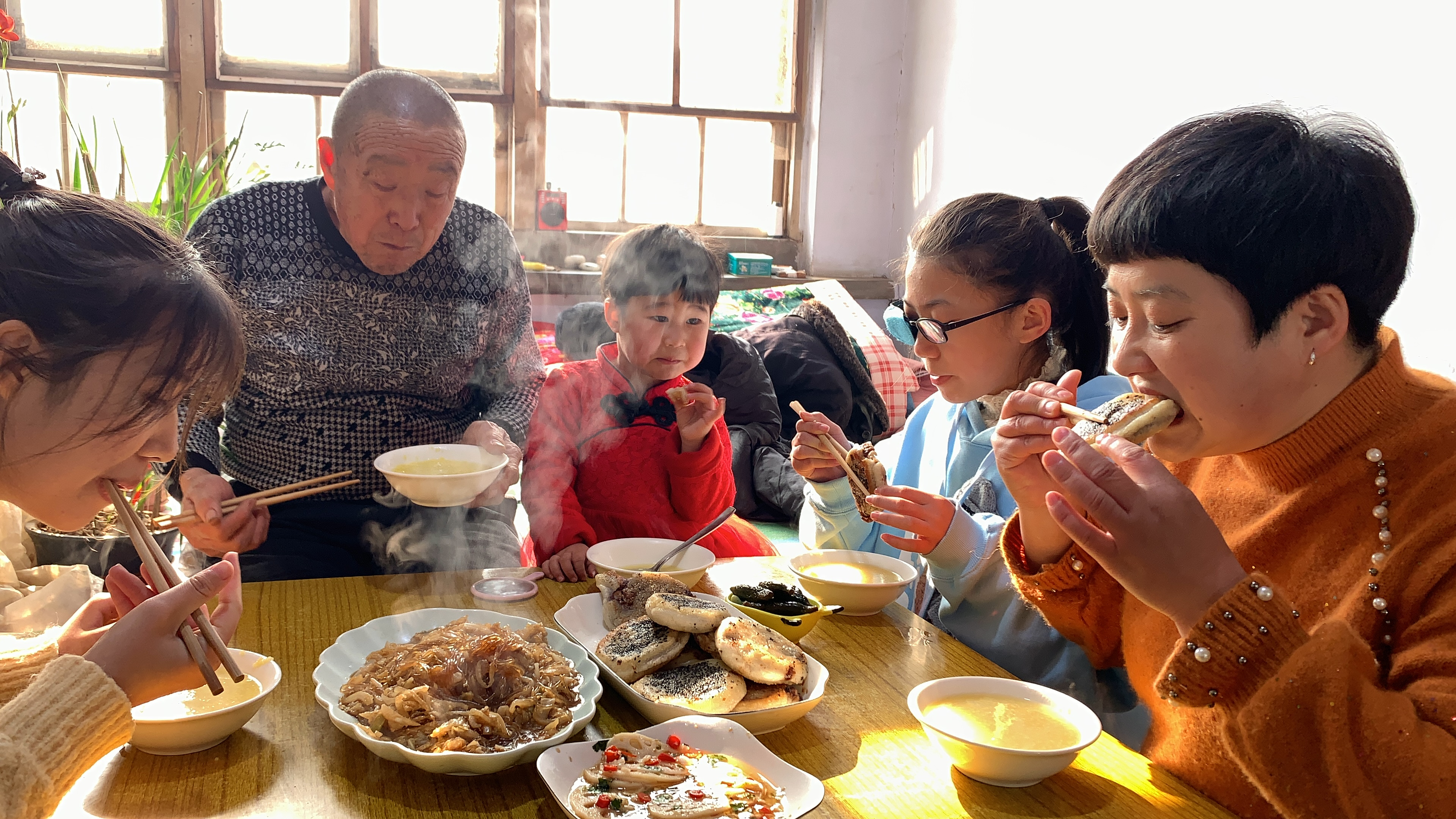 午饭做个简单的,小米粥,豆沙馅饼,酸菜炒粉儿,清淡爽口,好吃