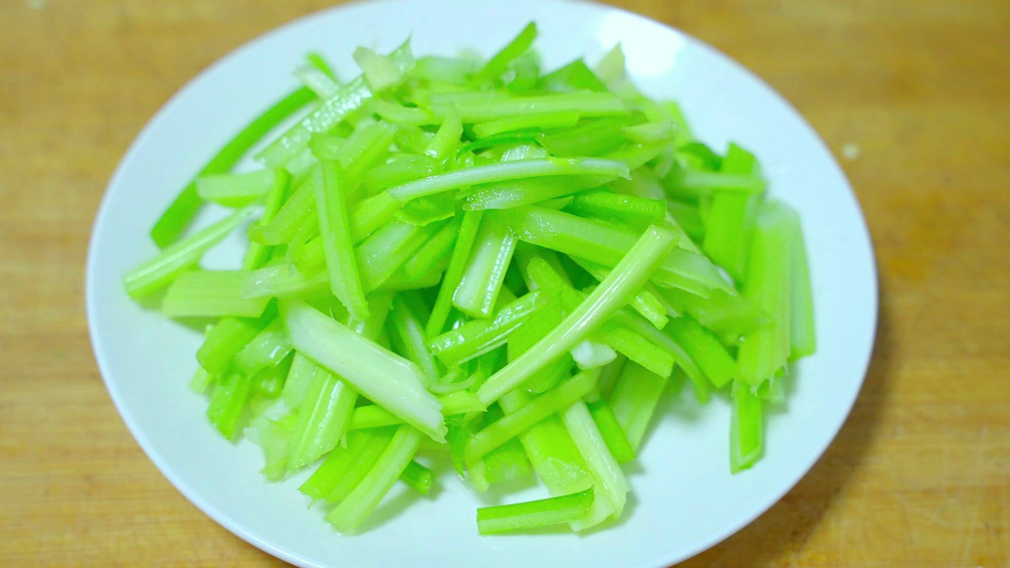 芹菜这样做才好吃,不发黑不塞牙,大厨教你一招,口感脆嫩又下饭
