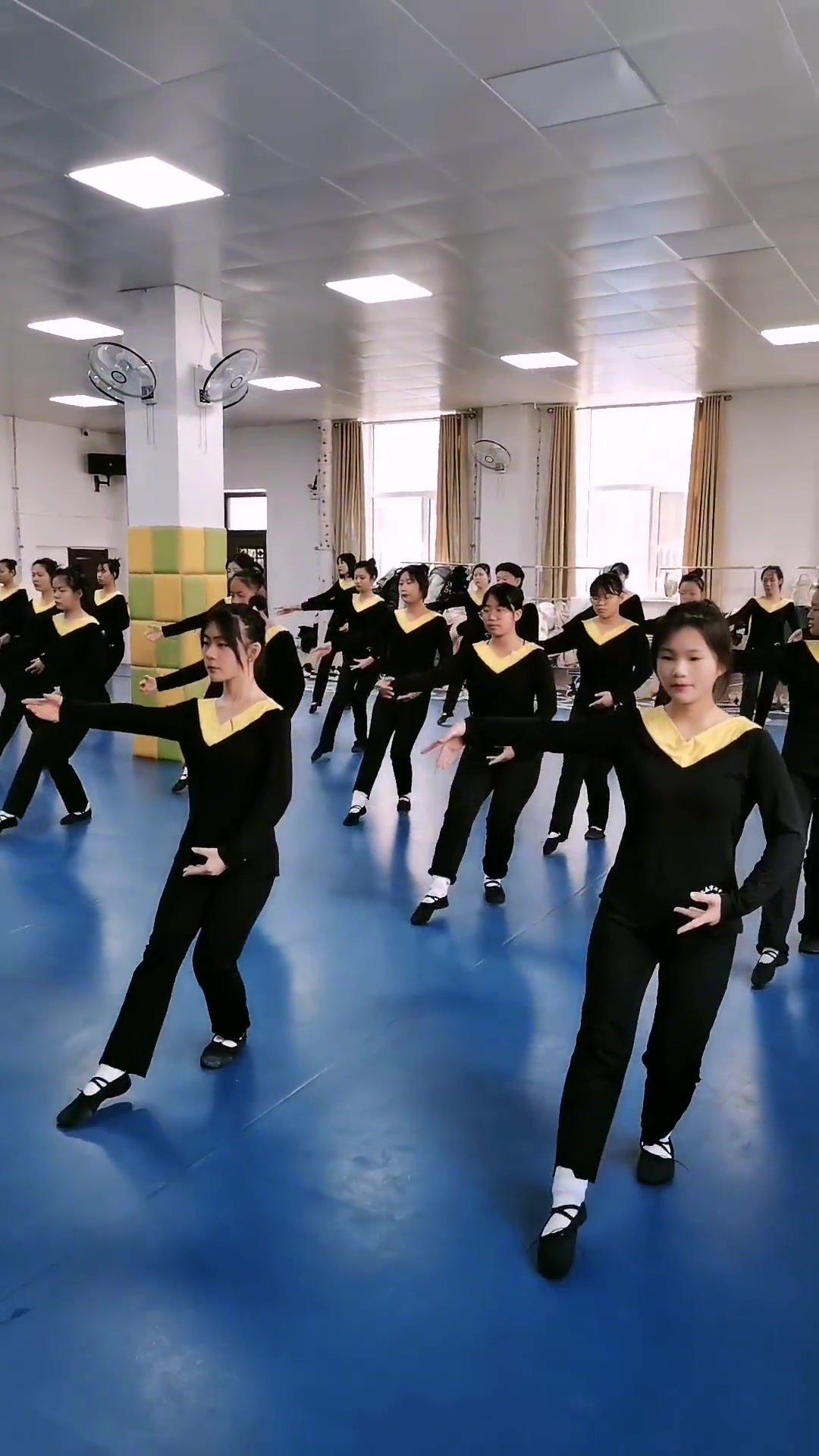 七中专《幼儿保育专业》新生舞蹈课