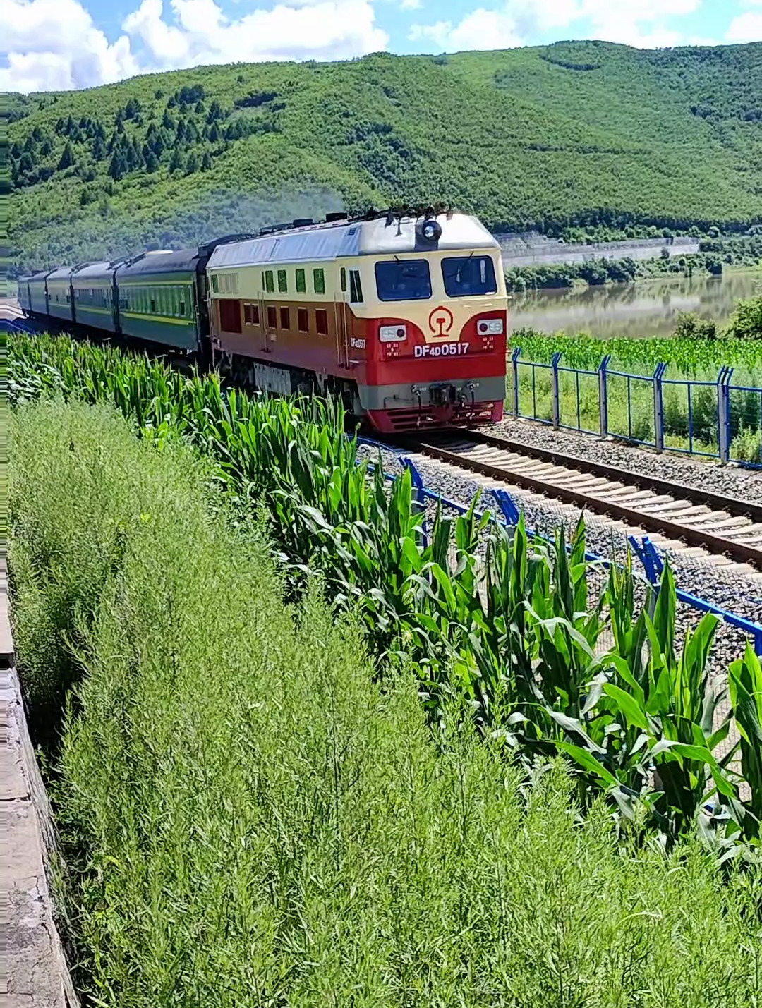 哈局牡段 df4d 0517号牵引客车4067次(东京城~牡丹江)接近