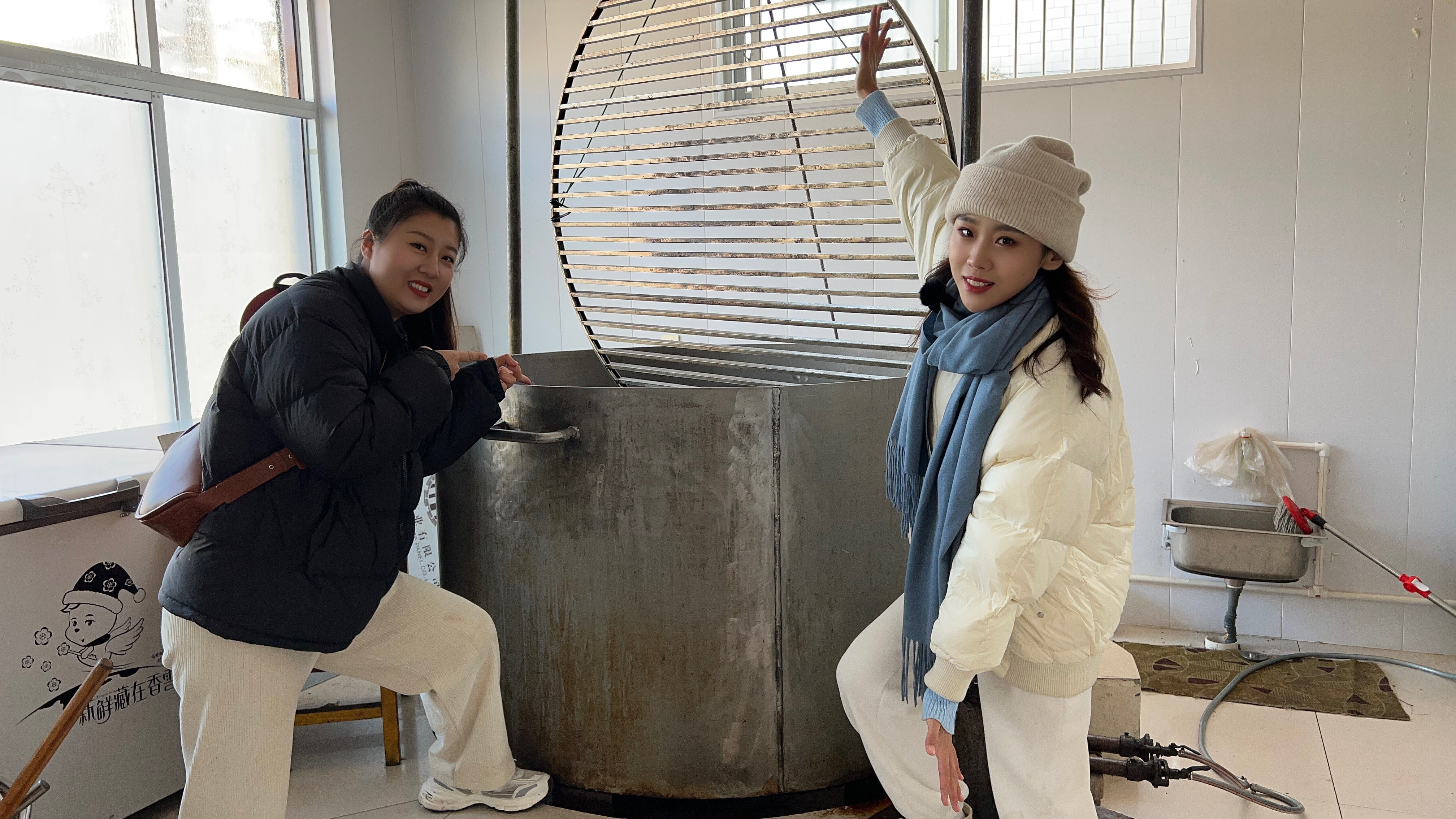 河北小伙家中卖扒鸡,2米宽大锅一锅2000斤,过节一锅不够卖