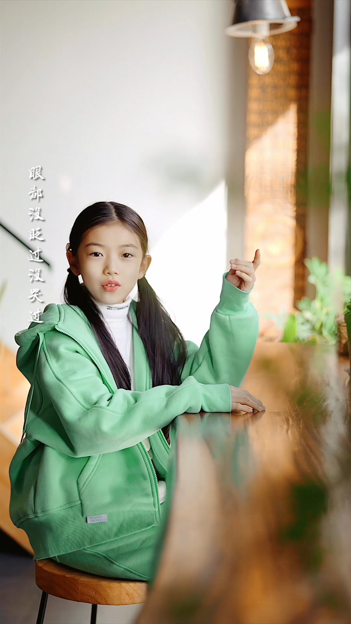 10岁女孩刘苏萱在线演绎《门没锁》孩子,等着你长大!