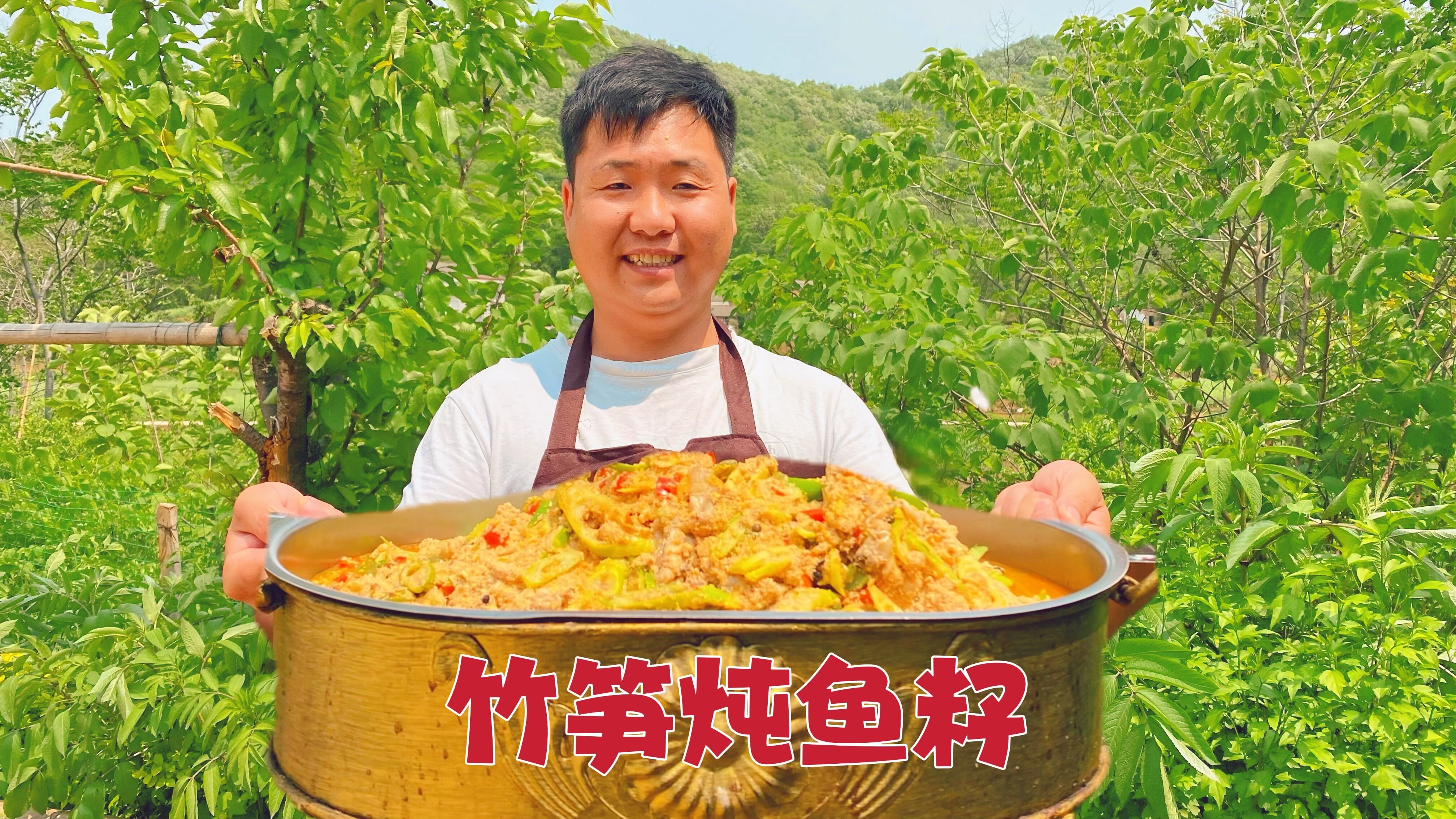 嫩嫩的竹笋拔回家炖鱼籽,香辣下饭真解馋,狂吃两碗米饭