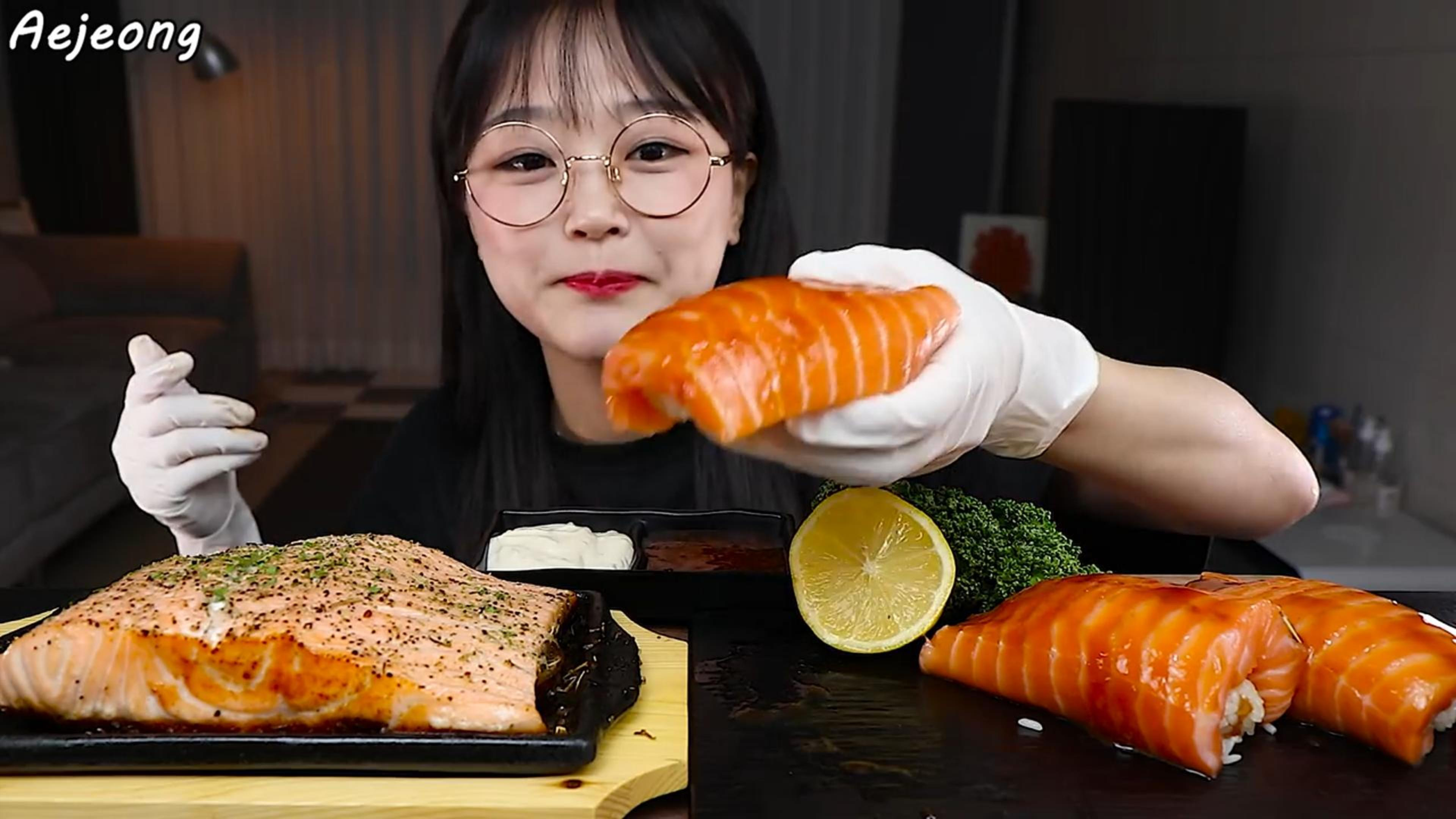 超大三文鱼寿司和炭烤三文鱼,好吃又满足