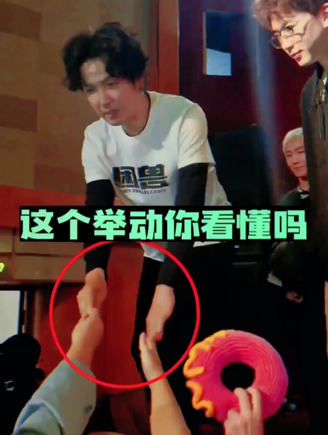 注意看粉丝伸手到台上跟钟汉良握手钟汉良的举动你看懂吗