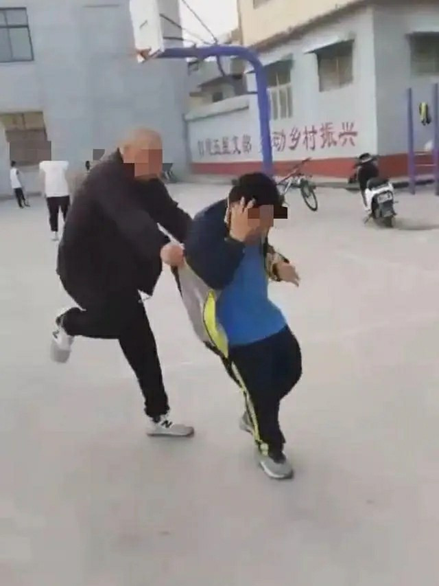 河南新乡通报母子被同学家长殴打：打人家长被行拘、班主任被撤换