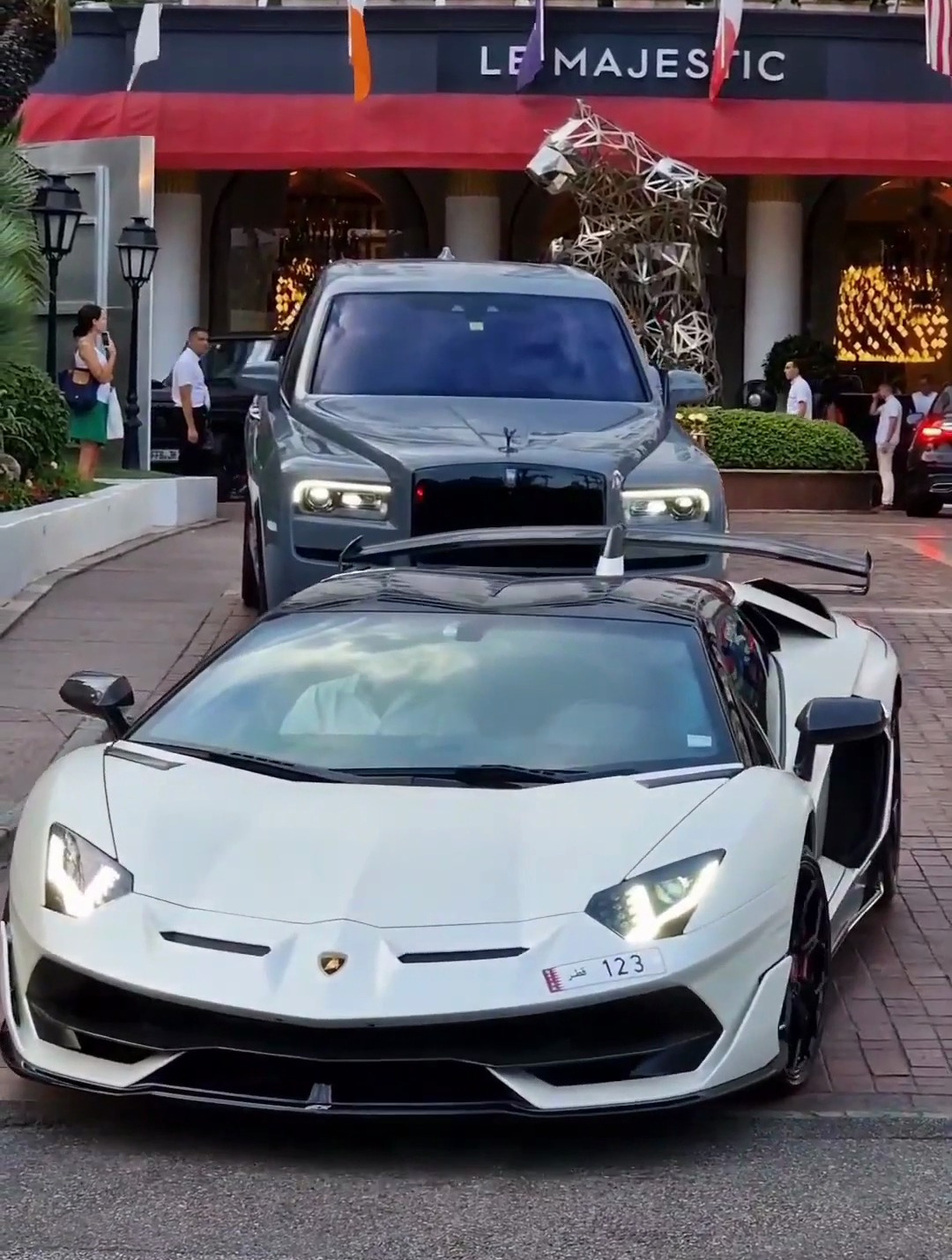 兰博基尼大牛和劳斯莱斯库里南走在一起,谁的气场更强?-度小视