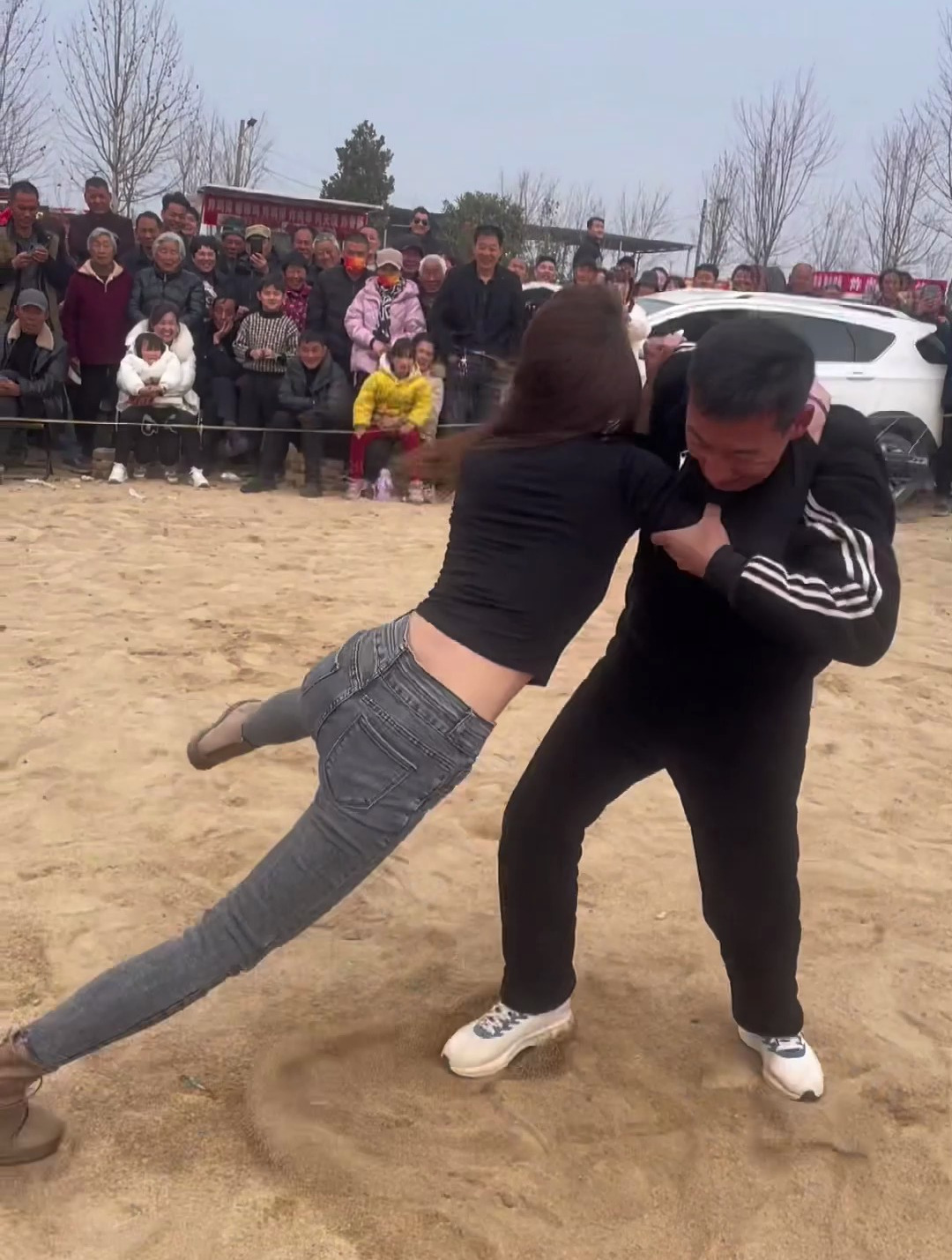 农村男女混合摔跤比赛,这小伙是村长的儿子吧,这也太幸福了
