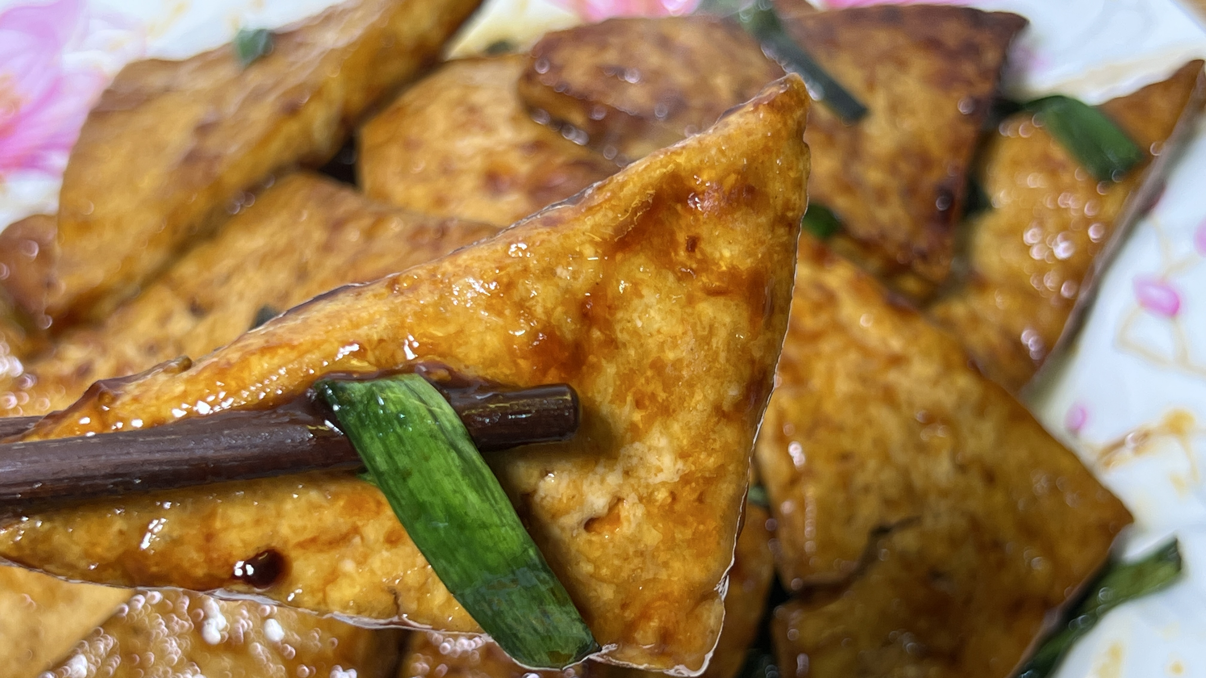 一块老豆腐，一把小葱，外焦里嫩，咸香入味，葱香四溢，好吃下饭