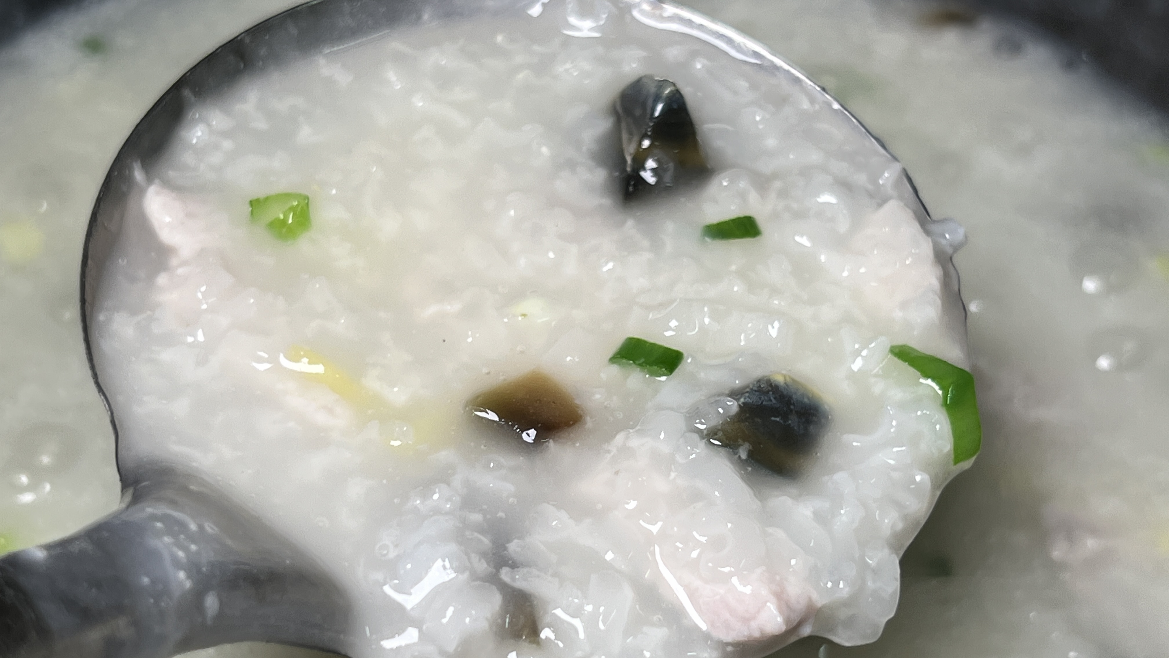 皮蛋瘦肉粥的家常做法，咸香适中，不腻不腥，香糯养胃，营养好喝