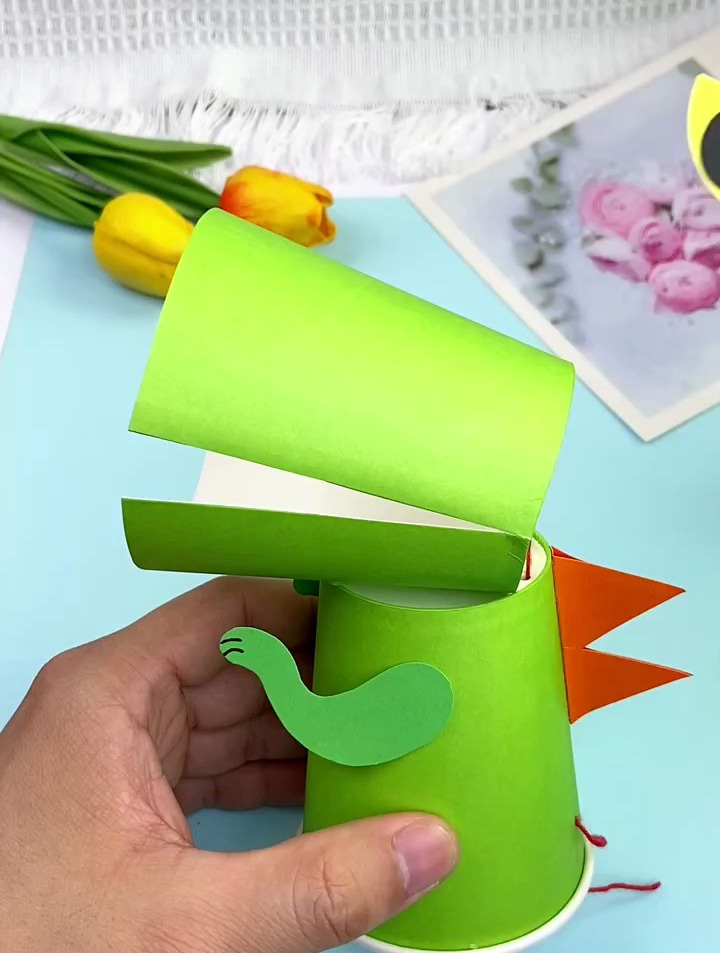 用纸杯和孩子做好玩的自制玩具小恐龙吧!