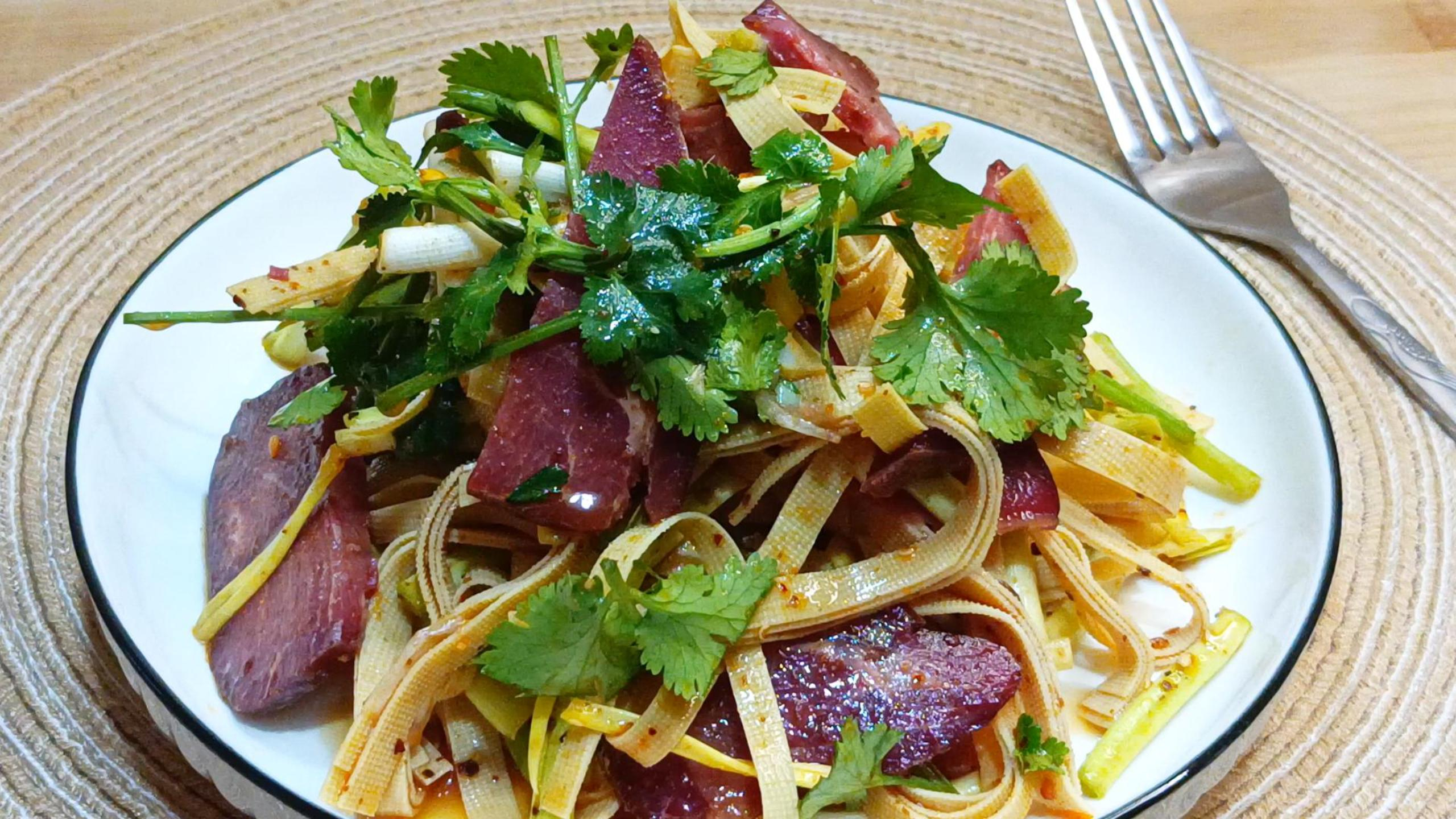 要是没胃口了,就做这个香菜拌牛肉,下酒下饭