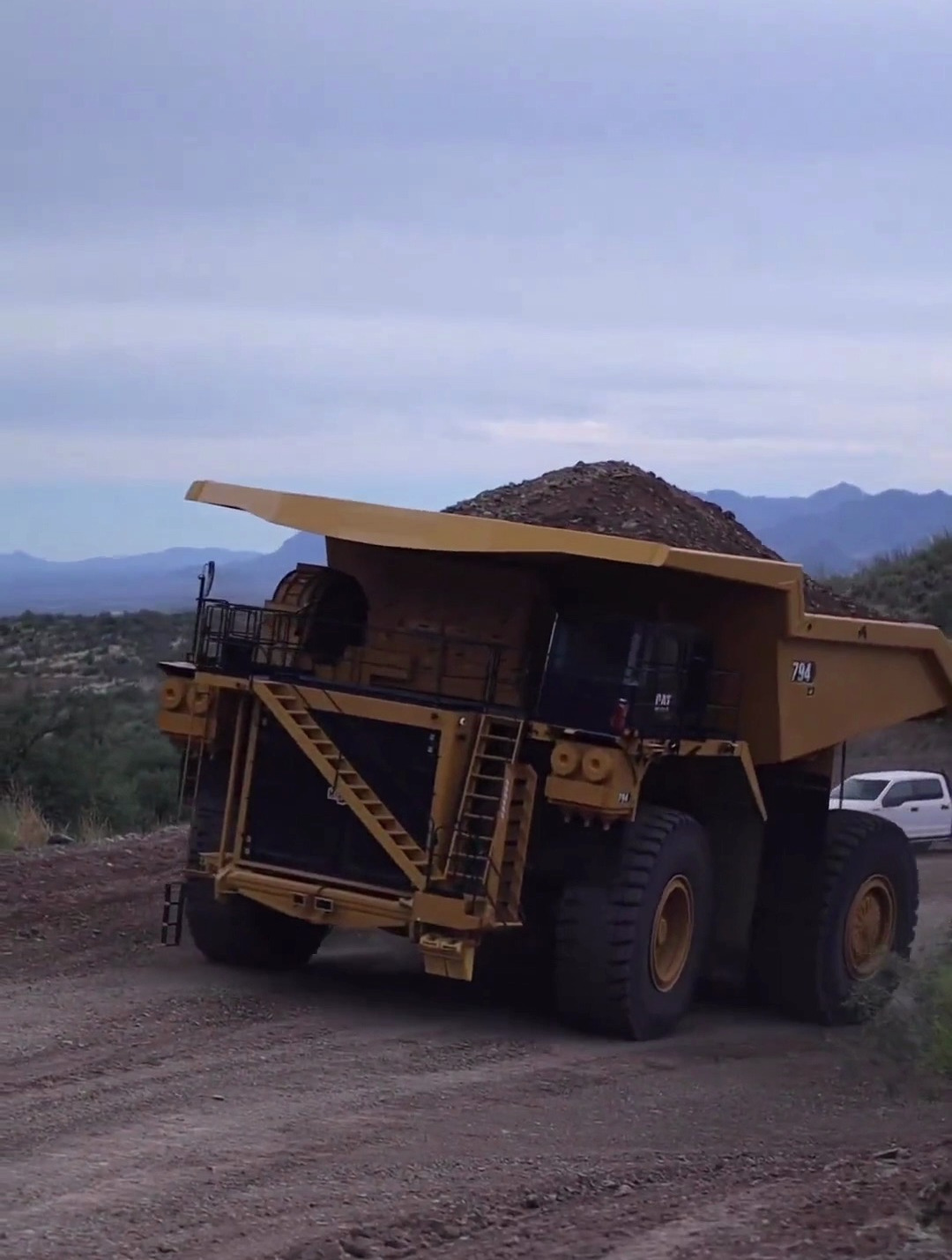 国外矿场,拍的罕见的大型矿车,真的太大了