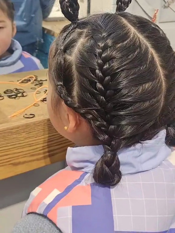 小朋友上幼儿园,这样扎头发,老师见了都说好!