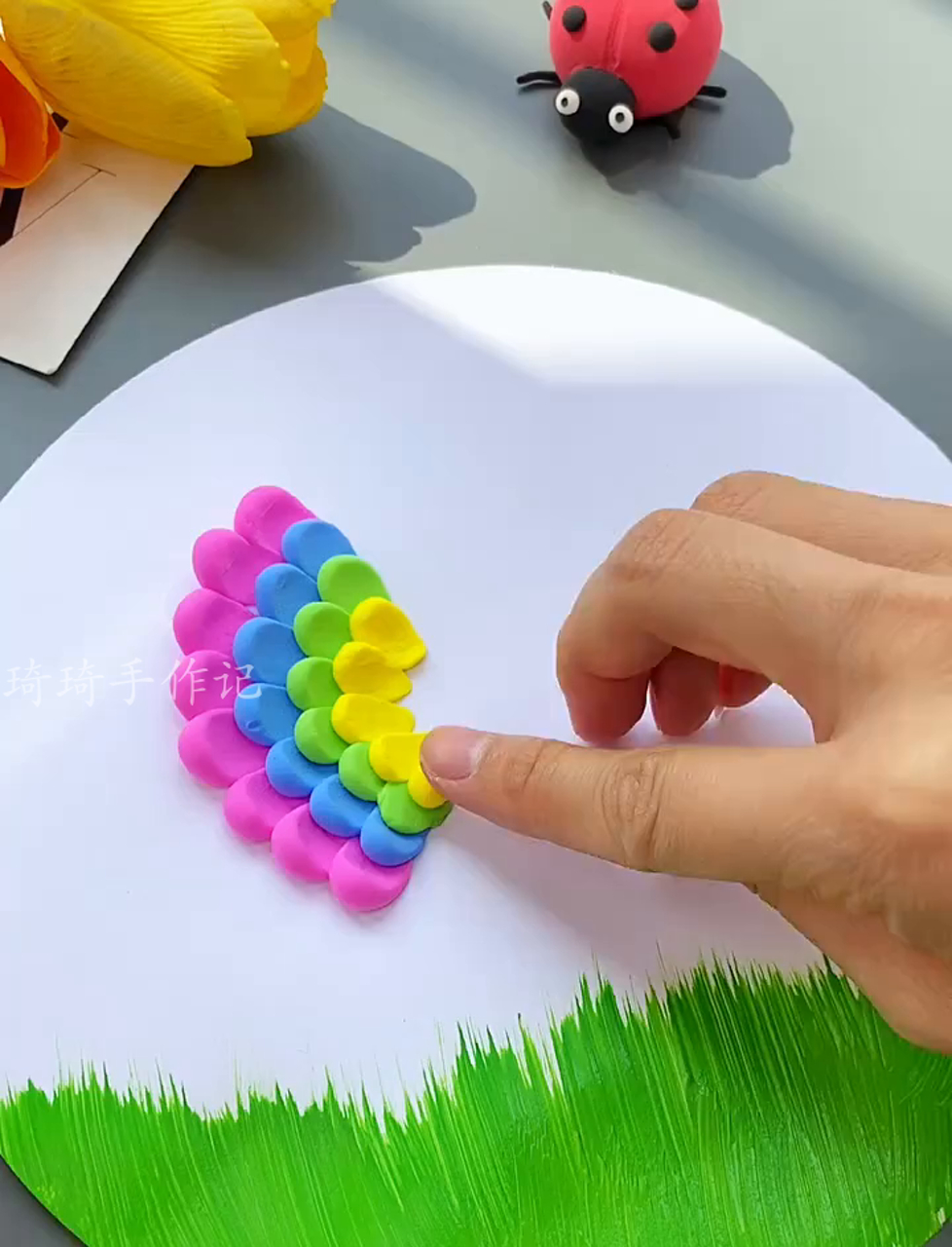 春意盎然,动手做个美美哒蝴蝶泥塑画吧!