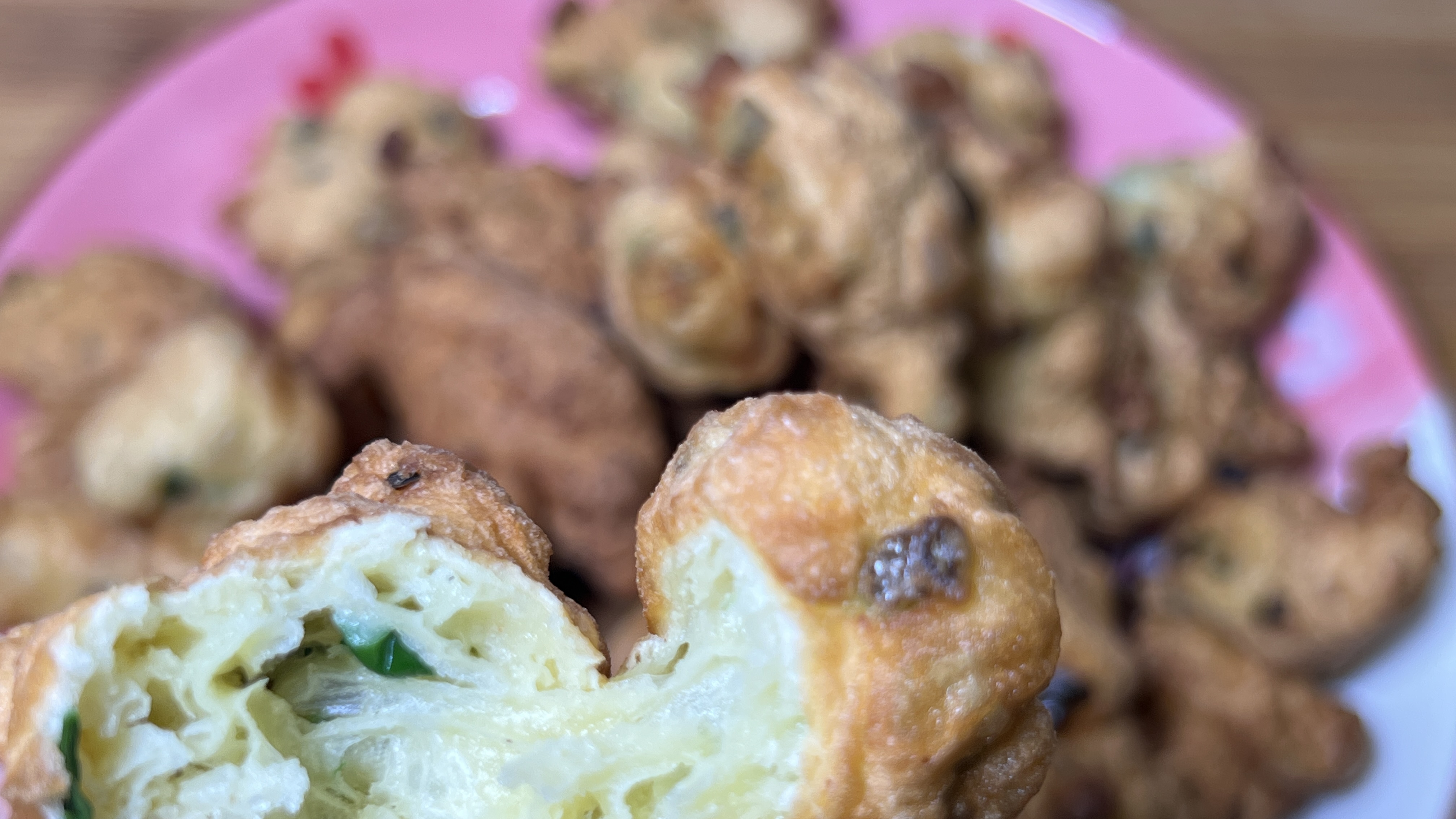 分享韭菜丸子的家常做法,外皮酥脆,里面松软嫩,带着韭菜的鲜香