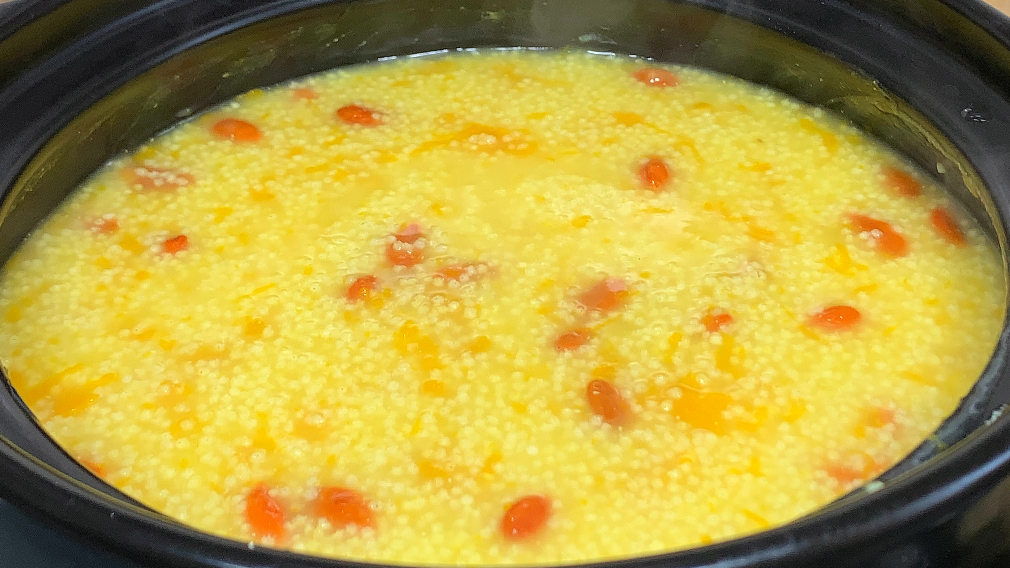 煮小米粥想要煮的好喝，不要直接下锅煮，学会这样做，香浓又黏稠