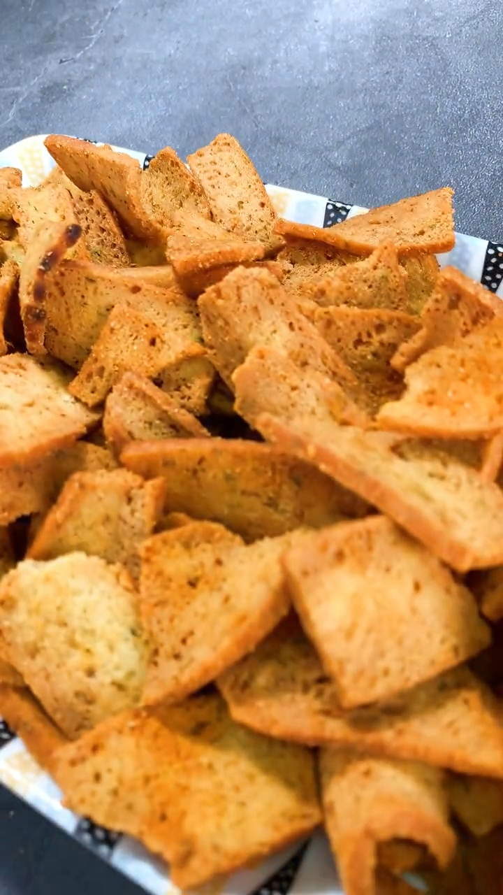 网红零食焦香酥脆,麻辣咸香的花椒馍片,追剧必备的小零食
