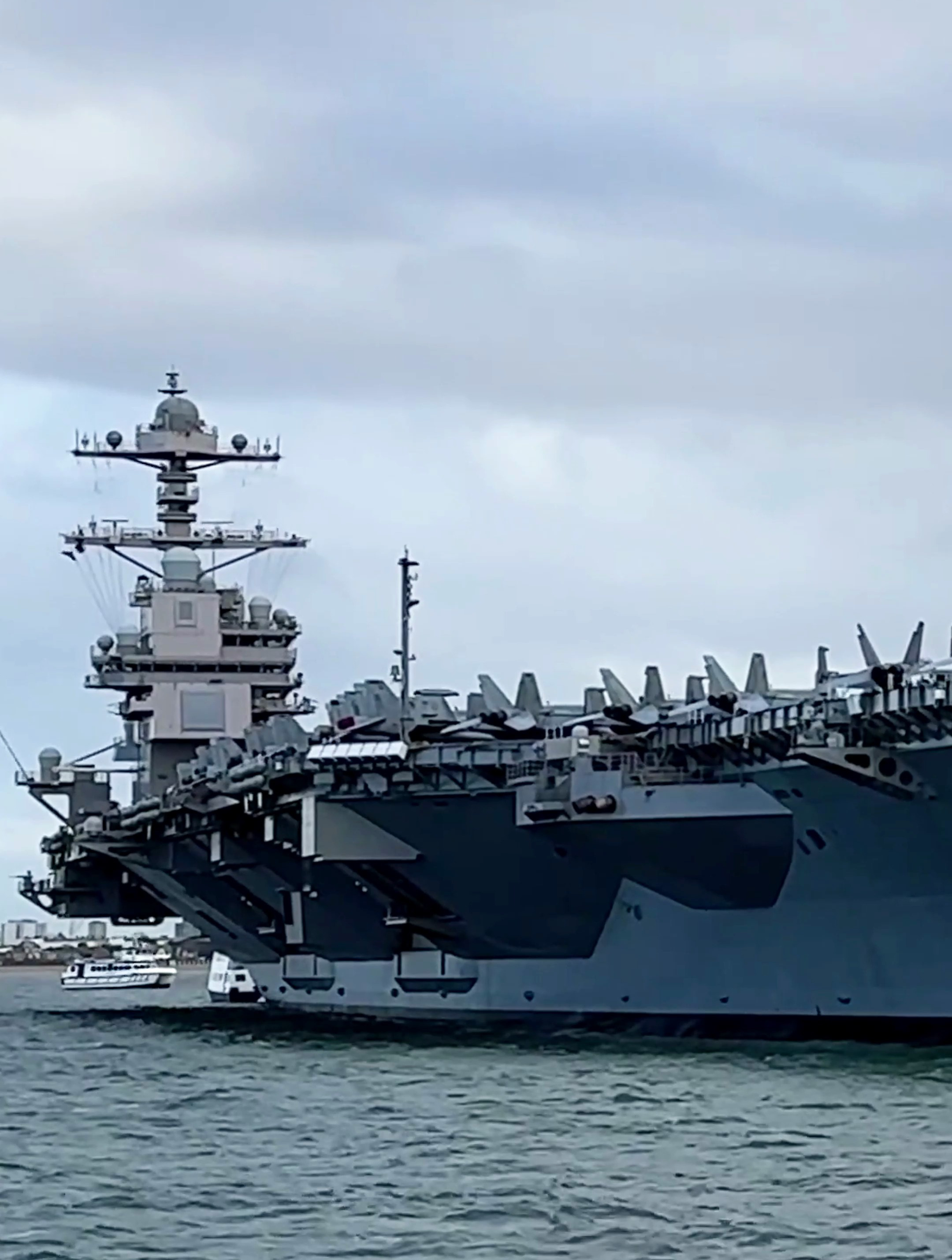 准备离开朴茨茅斯港的cvn-78"福特"号航母-度小视