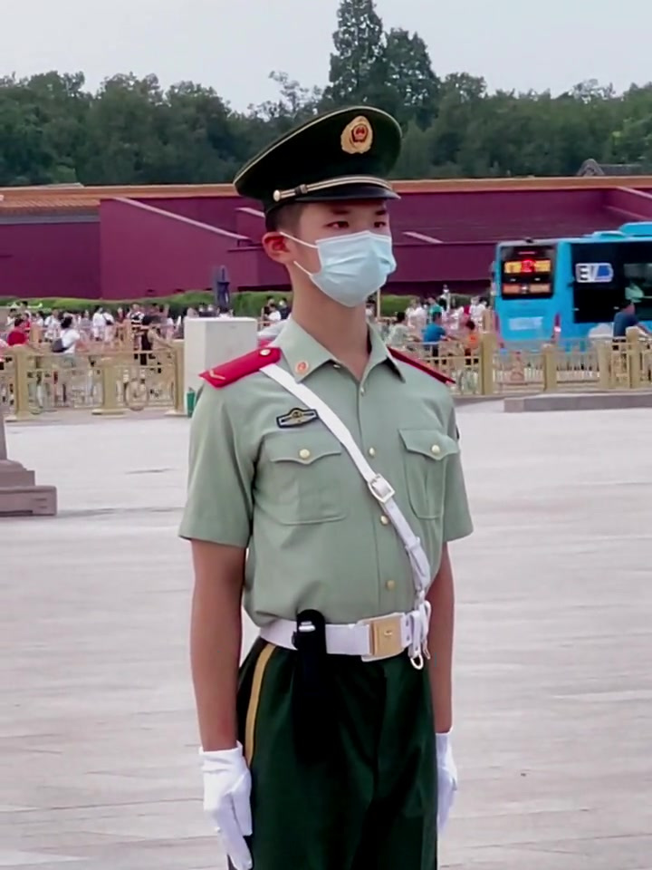 天安门武警高温天气站岗,战士汗流浃背!-度小视
