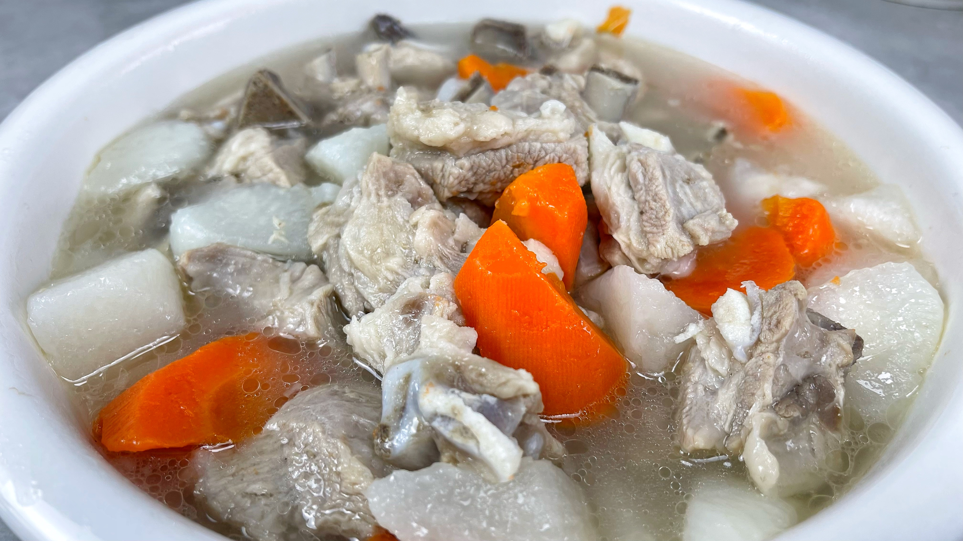 清炖羊排,年夜饭必备硬菜,汤鲜味美,羊肉软烂,连萝卜都好吃