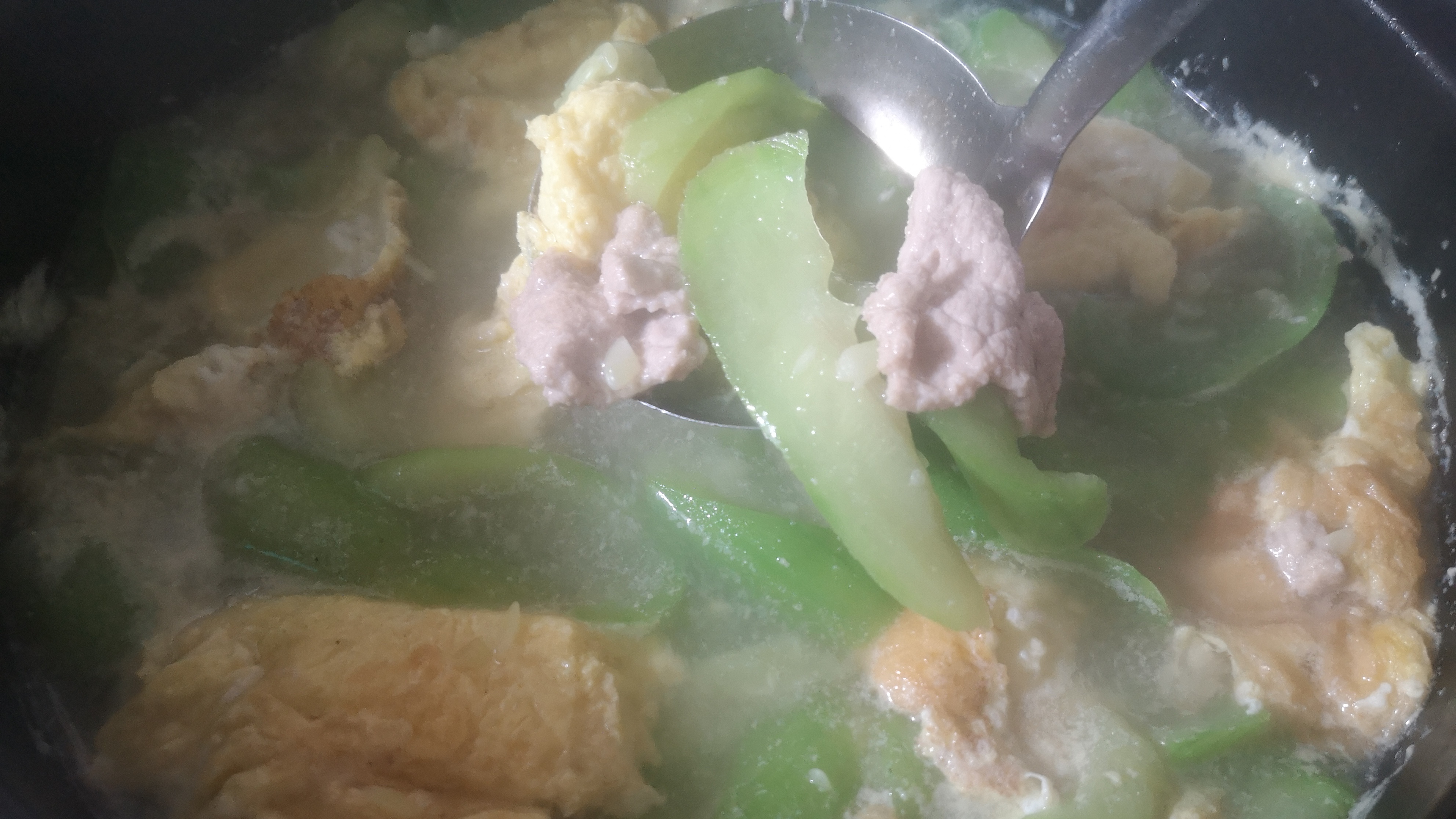 夏季爱出汗,需多喝鸡蛋肉片丝瓜汤,汤鲜味美,肉片鲜嫩也不柴