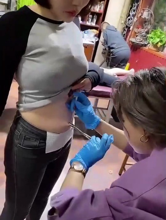 美女胆子太大了,竟在肚子上打个孔,隔着屏幕都瘆人!