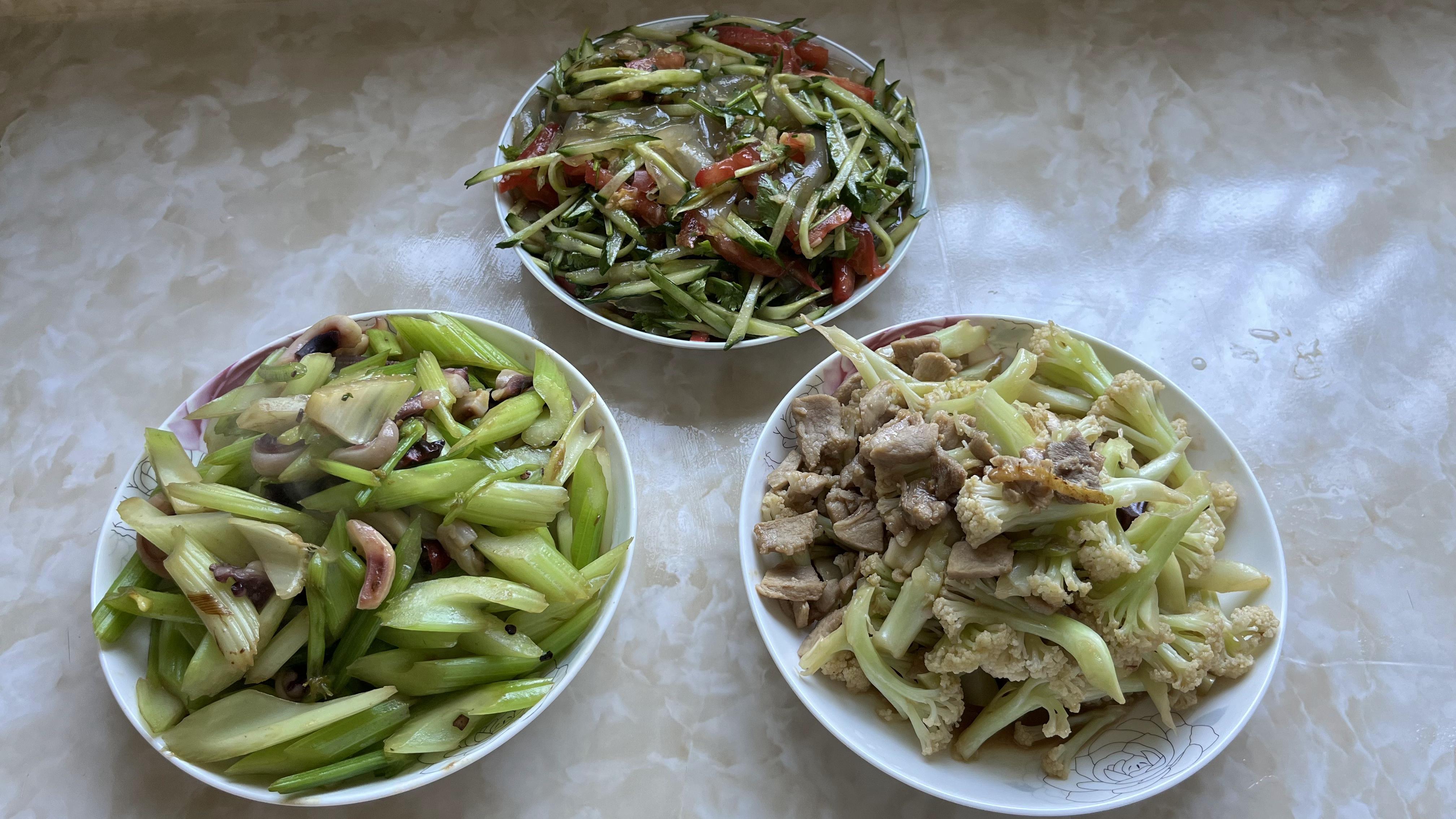 今天做个瘦肉炒菜花和芹菜炒鱿鱼足,拌了个东北大拉皮