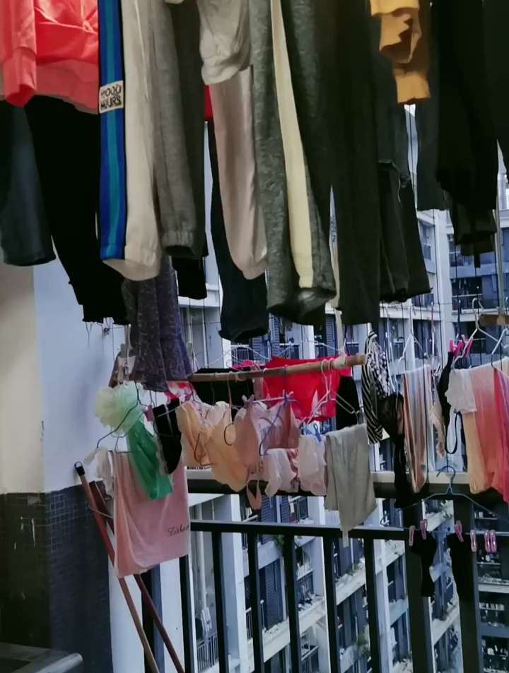 富士康女生宿舍阳台衣服好多啊,有好心人帮忙收一下衣服