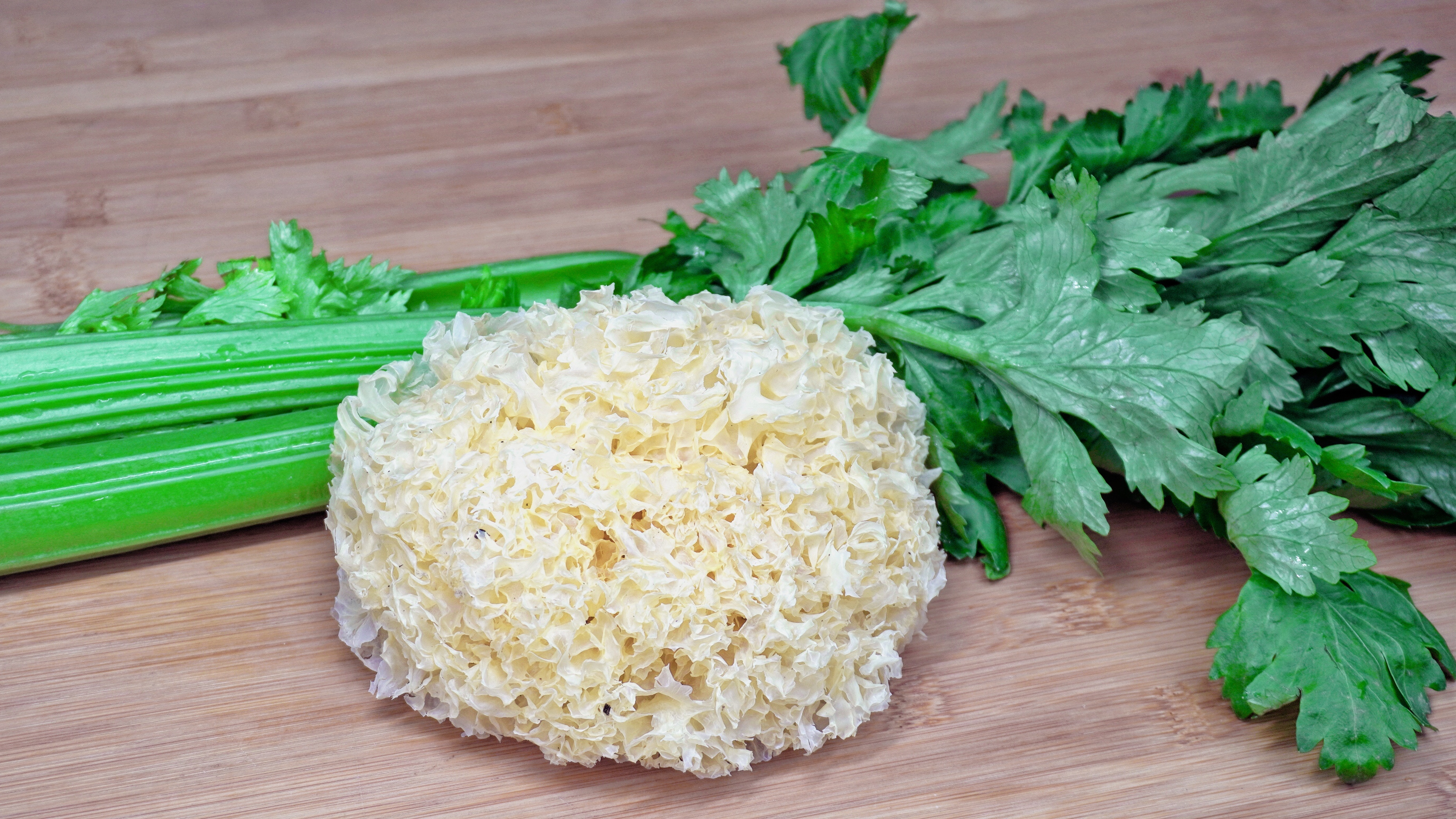 芹菜搭配银耳太牛了,坚持吃一周,大肚腩不见了,重新回到98斤