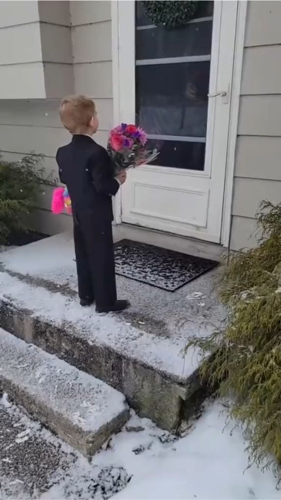 情人节那天小男孩去给心仪的小女孩送花我慕了