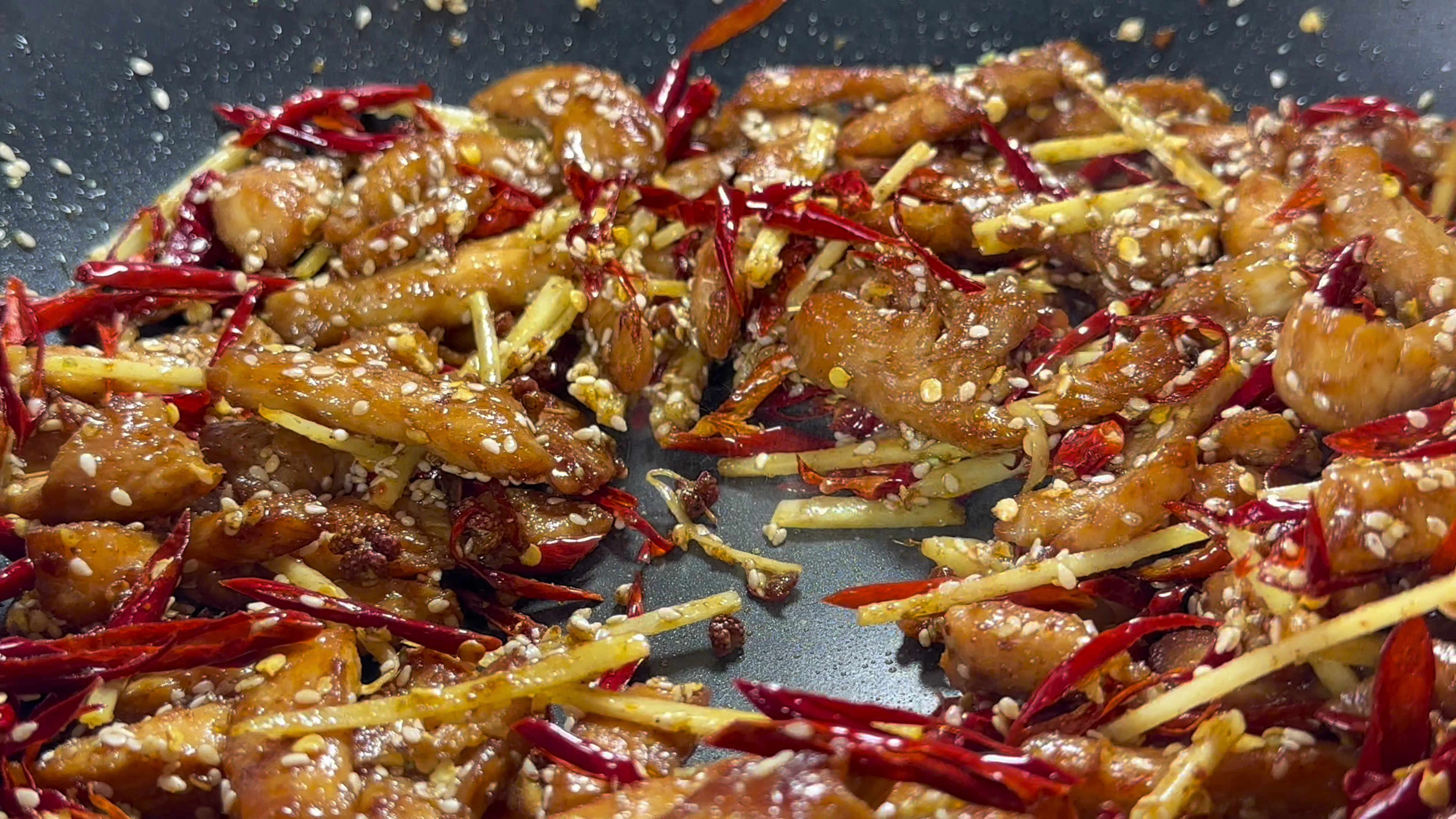 鸡胸肉这样做真好吃,比牛肉干香10倍,麻辣入味又解馋,超级下饭