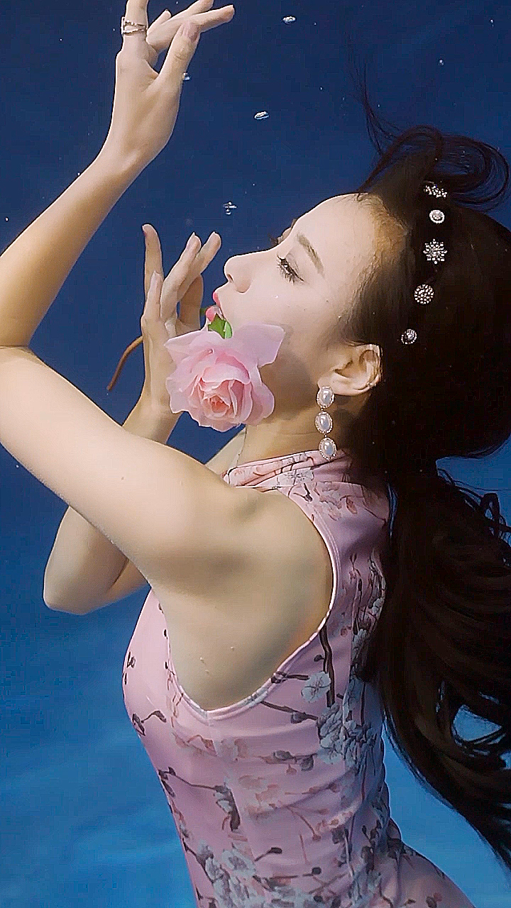 水下美女芝麻古风旗袍自由潜水