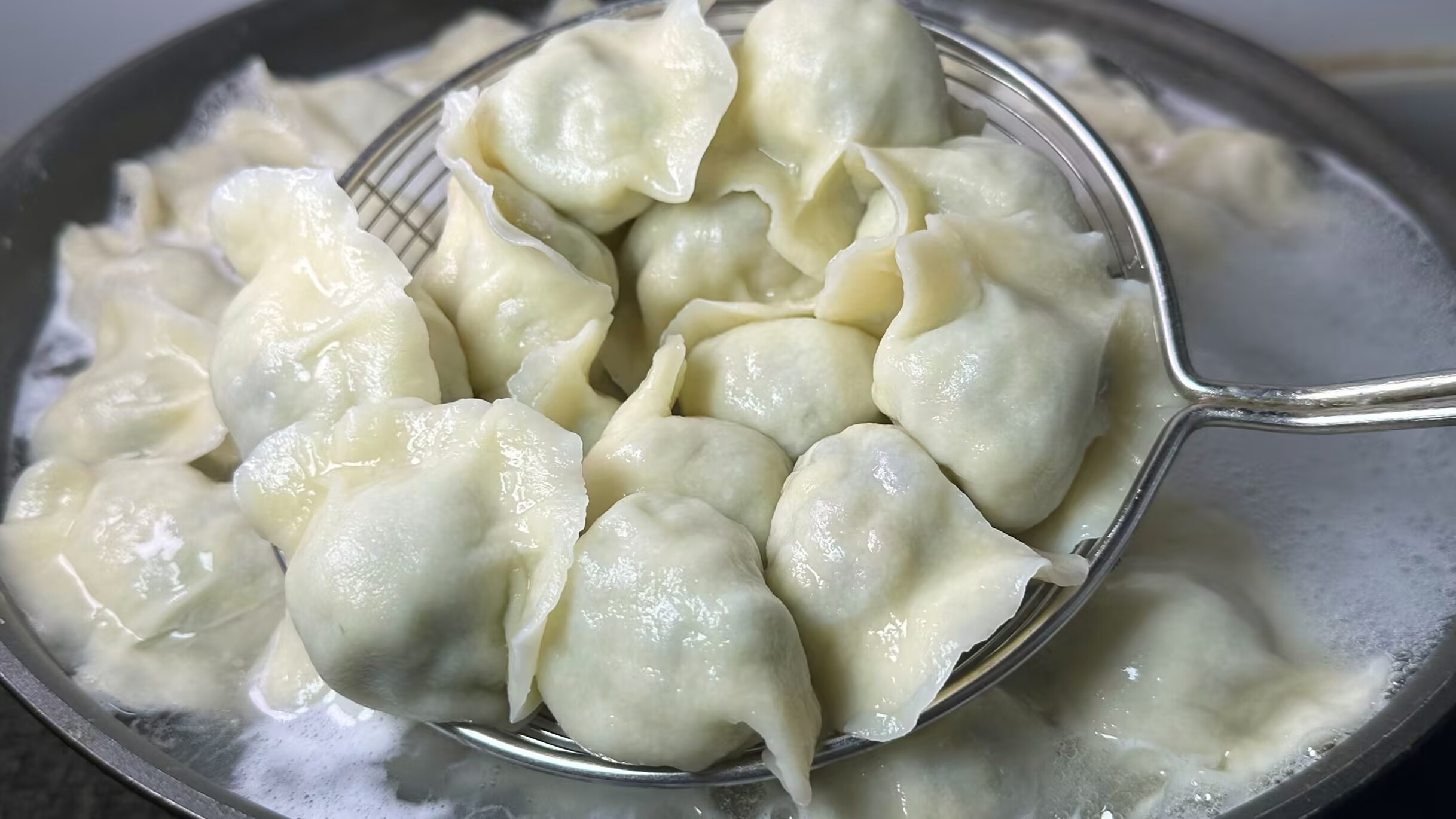 天热要多吃黄瓜三鲜水饺,教你调馅方法,清香爽口不油腻,真解馋
