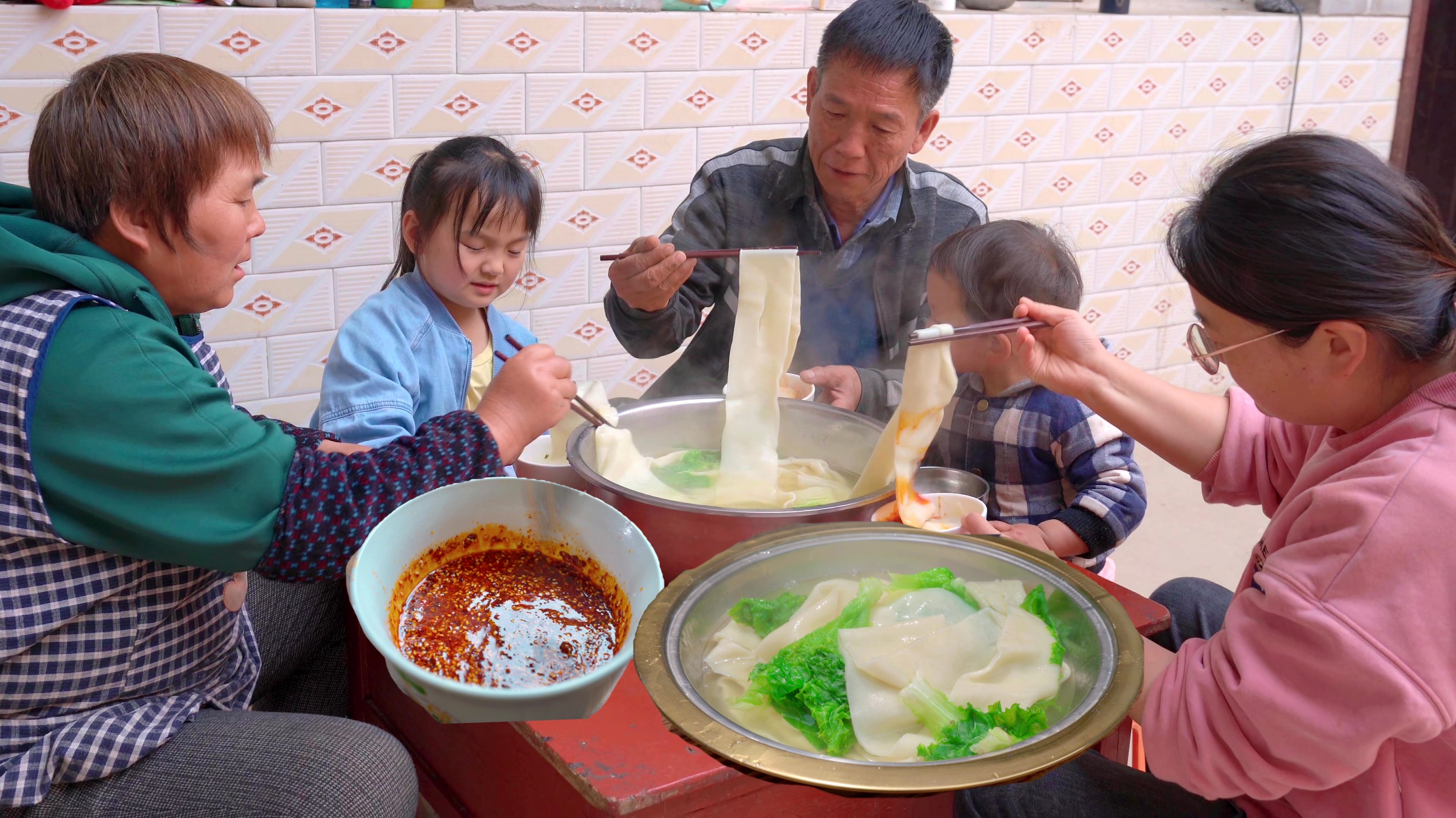 陕西特色美食-蒜蘸面，蘸上辣子蒜汁，香到流口水！
