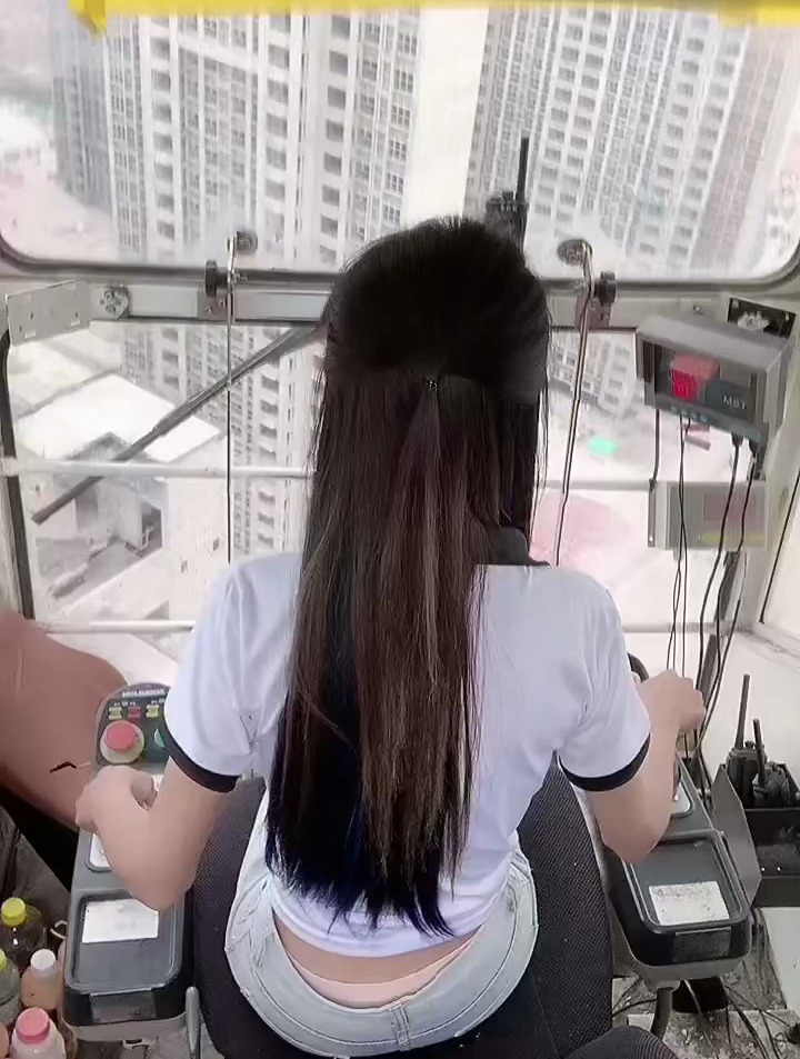 工地塔吊女司机的日常生活
