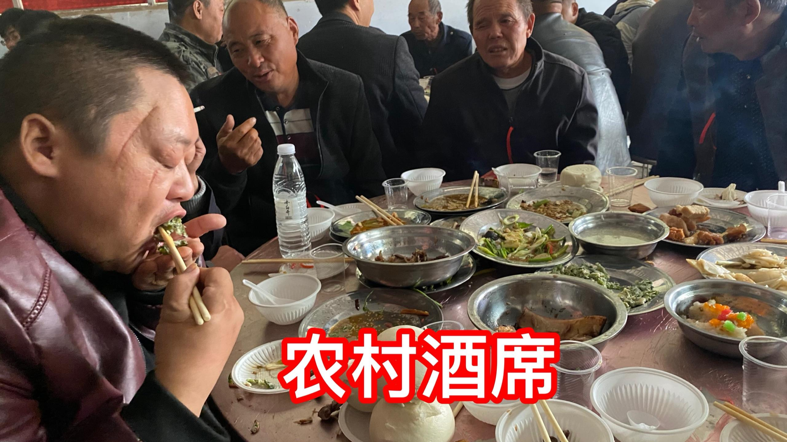 朋友结婚,胖龙去吃大桌菜,整个鸡子整个鱼,扣碗蒸菜真地道