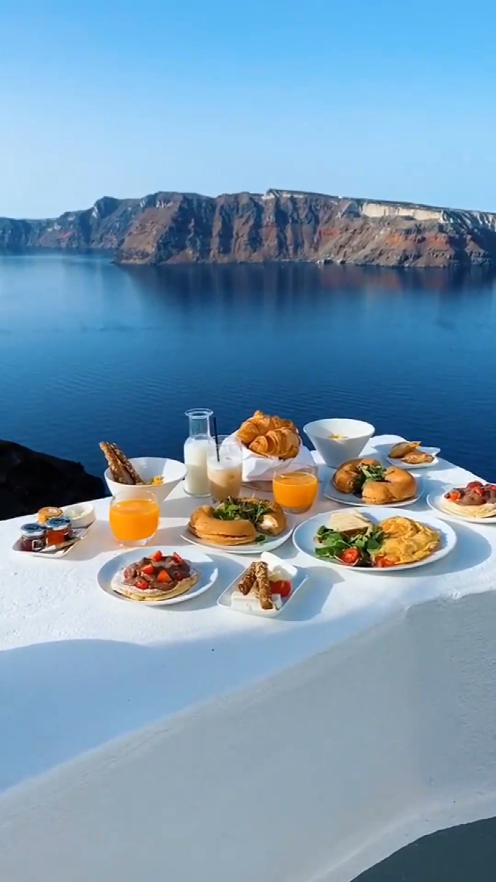 在度假酒店享受豪华早餐,还能欣赏美丽的风景,奢侈的旅游生活