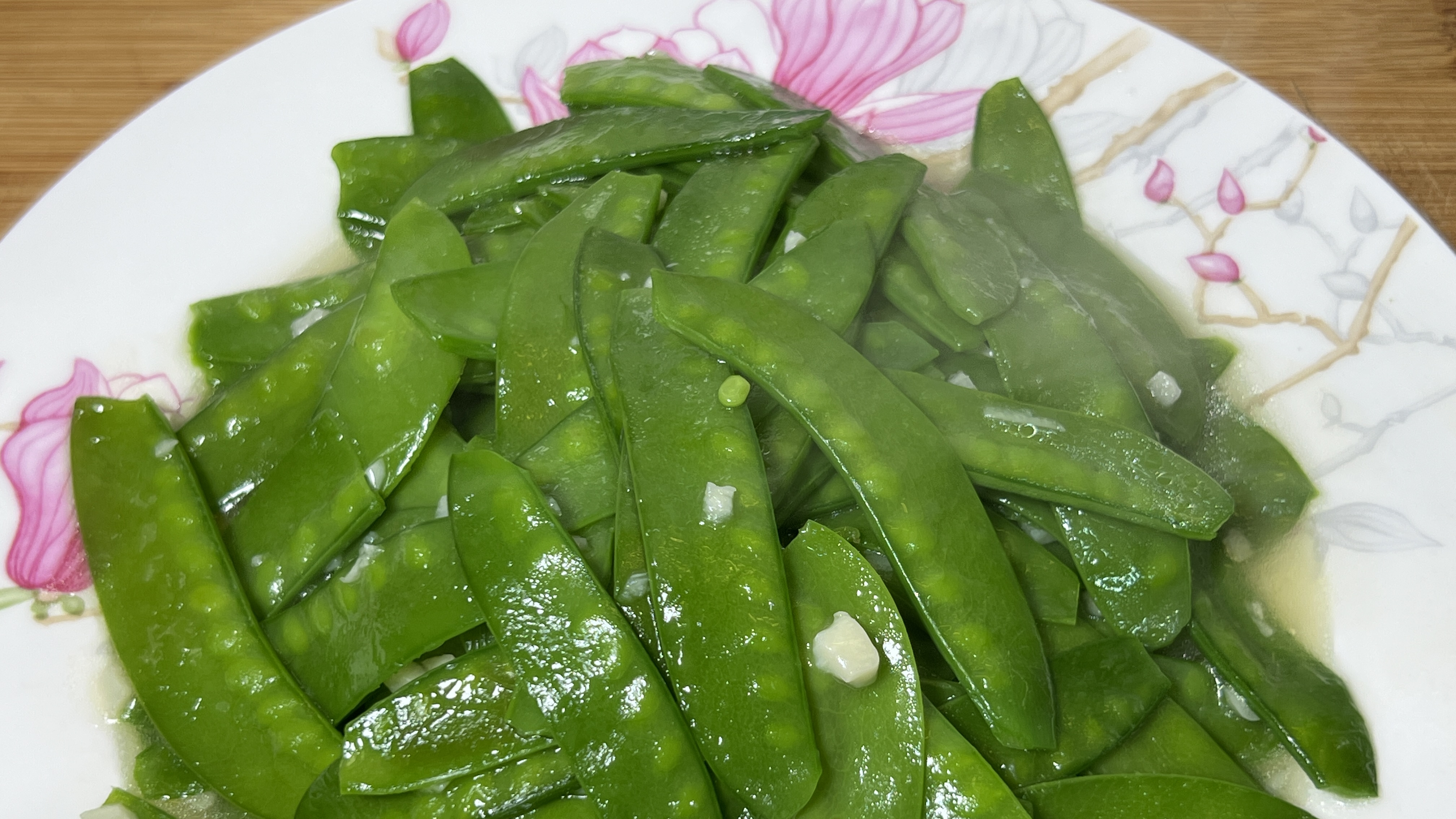 饭店的清炒荷兰豆好吃有方法，记住两点，荷兰豆翠绿，爽口又开胃