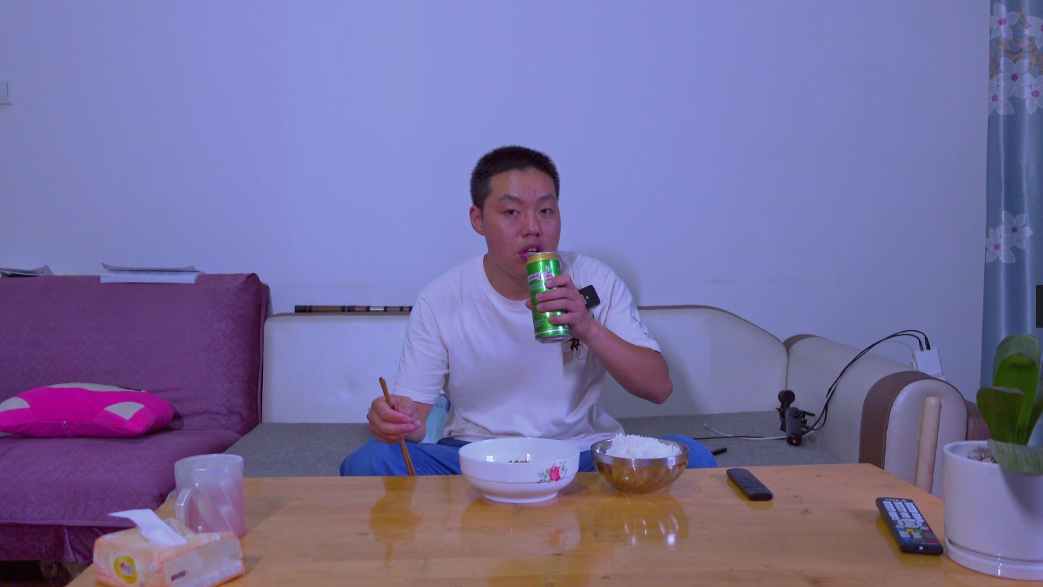 打工仔好几天没在家做饭了,晚上炒个烂肉豇豆,下饭又下酒,安逸