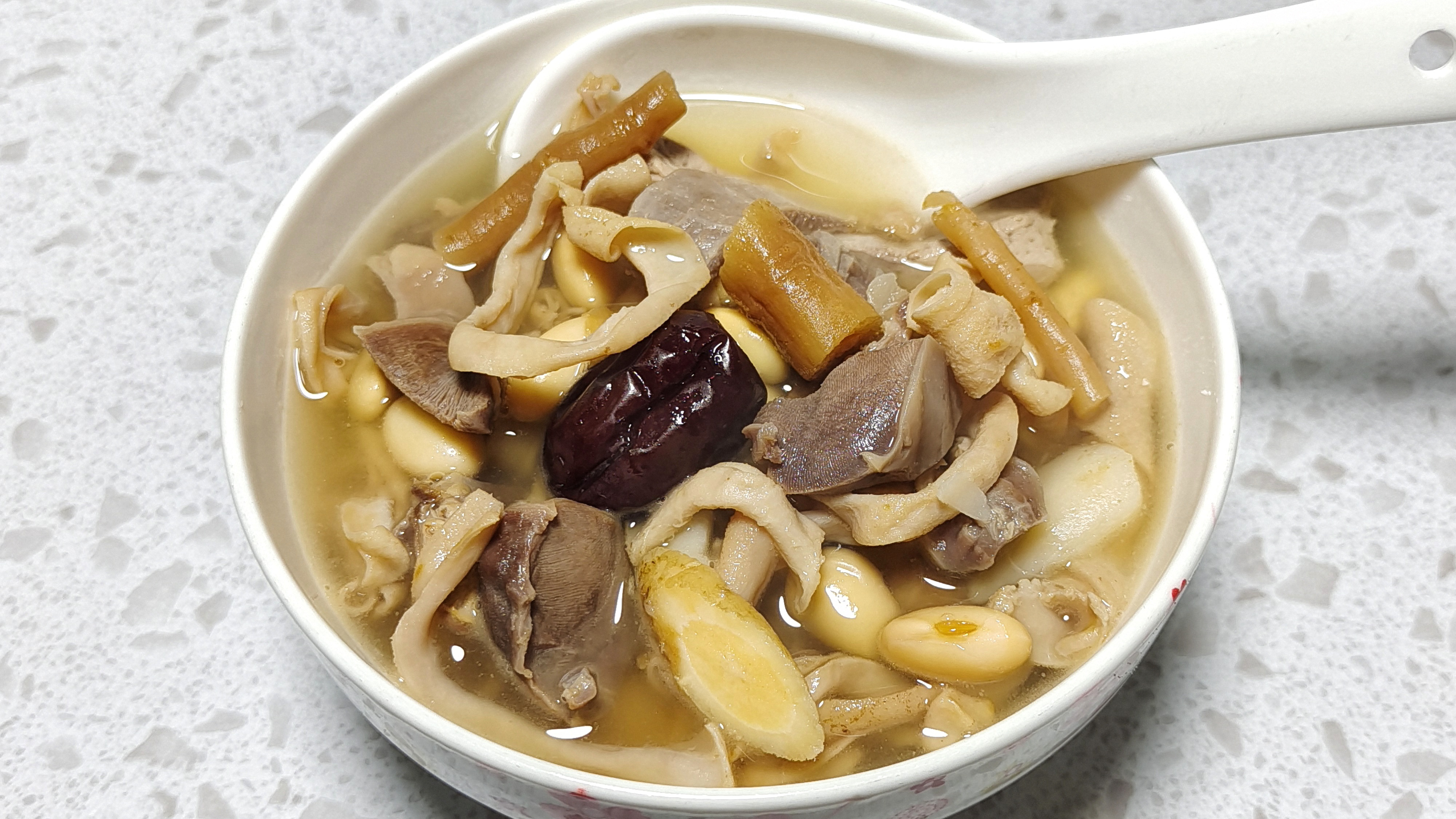 黄豆鸡杂汤,这样做没有腥味,汤鲜中带有淡淡酒香,太安逸了