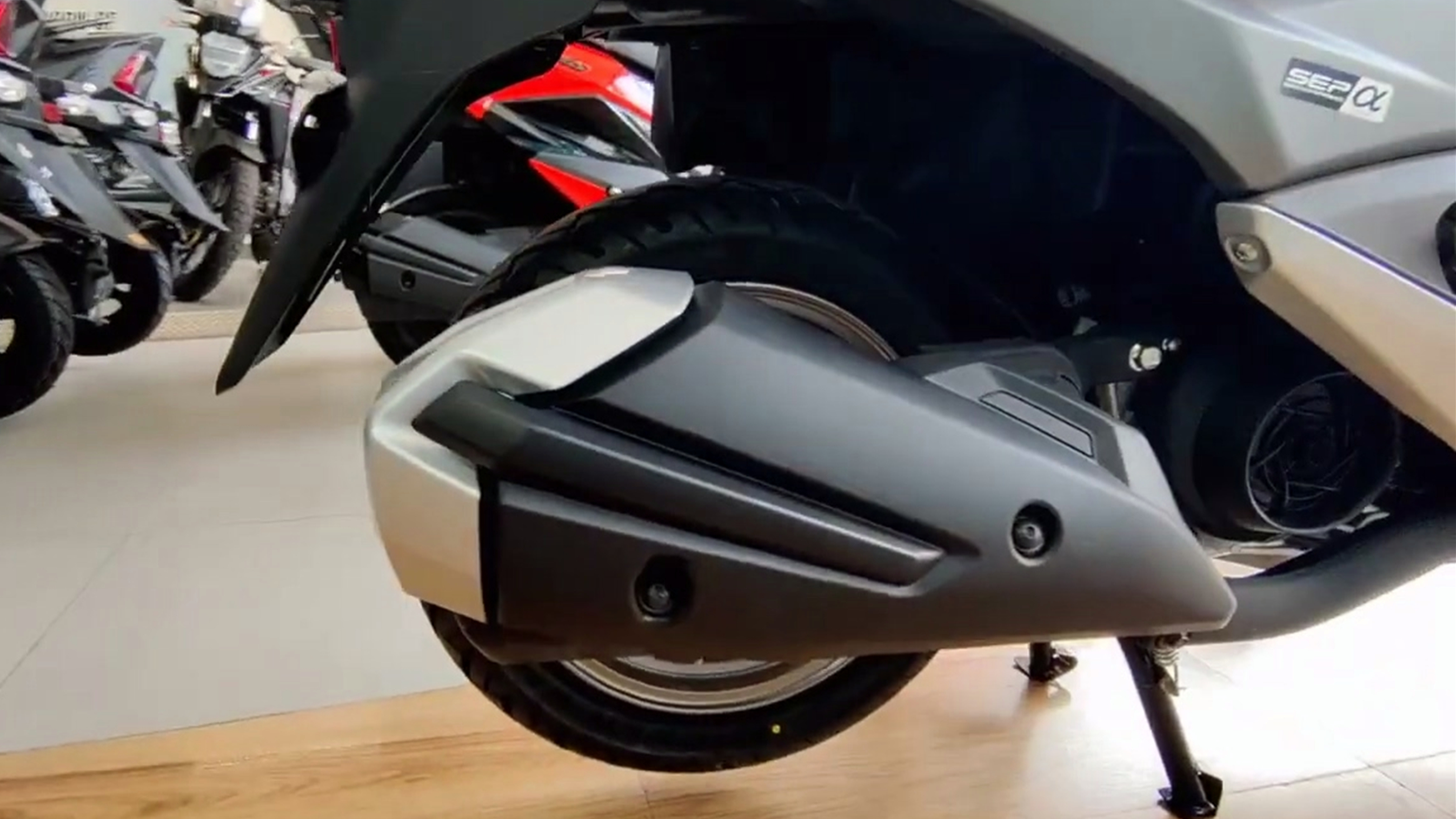 铃木汉堡人省油踏板车,排量125,售7850元,配CBS,通勤代步首选