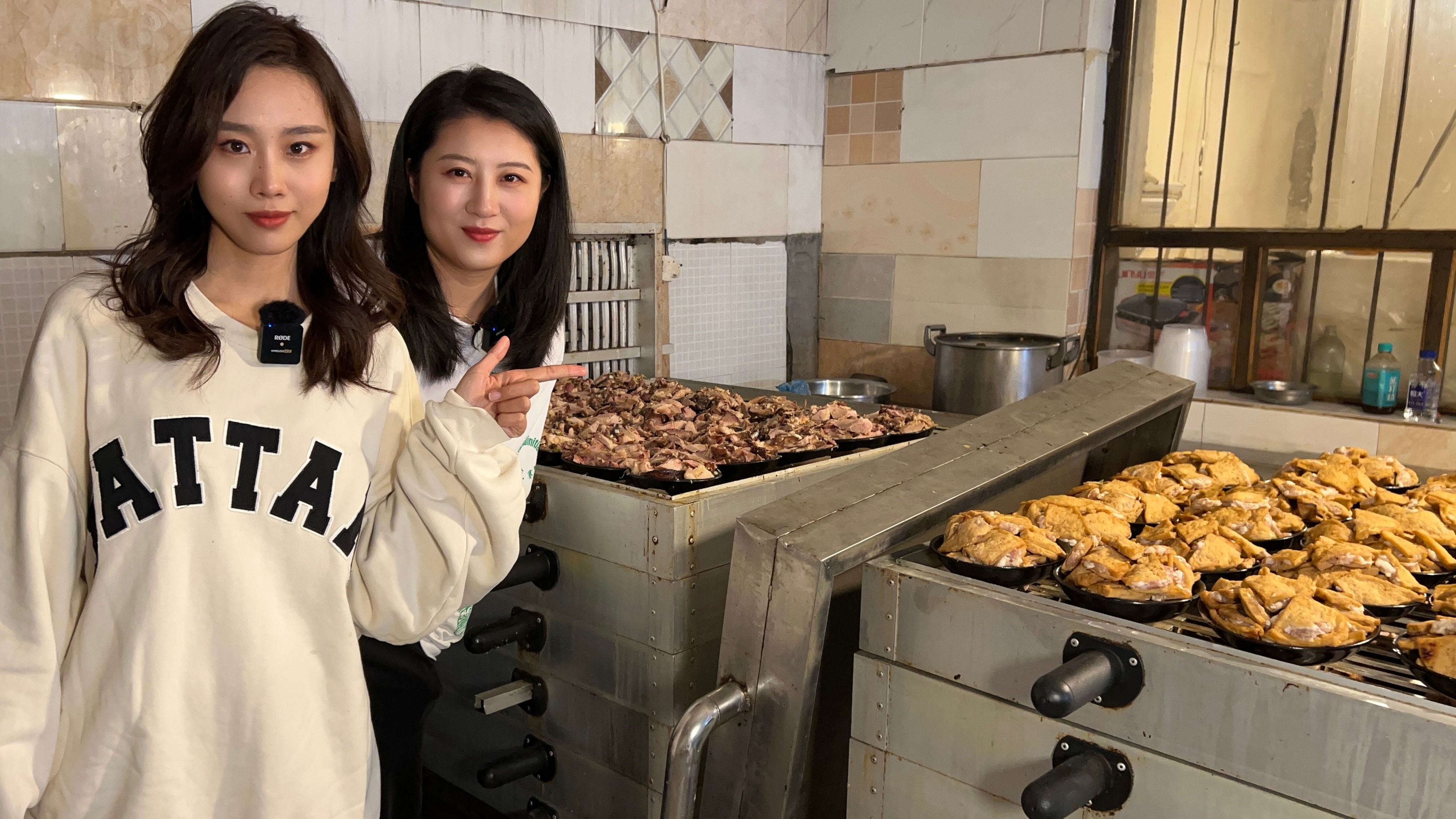 河北小哥在自家院里做蒸碗,手艺传承三代,制作复杂日蒸千碗