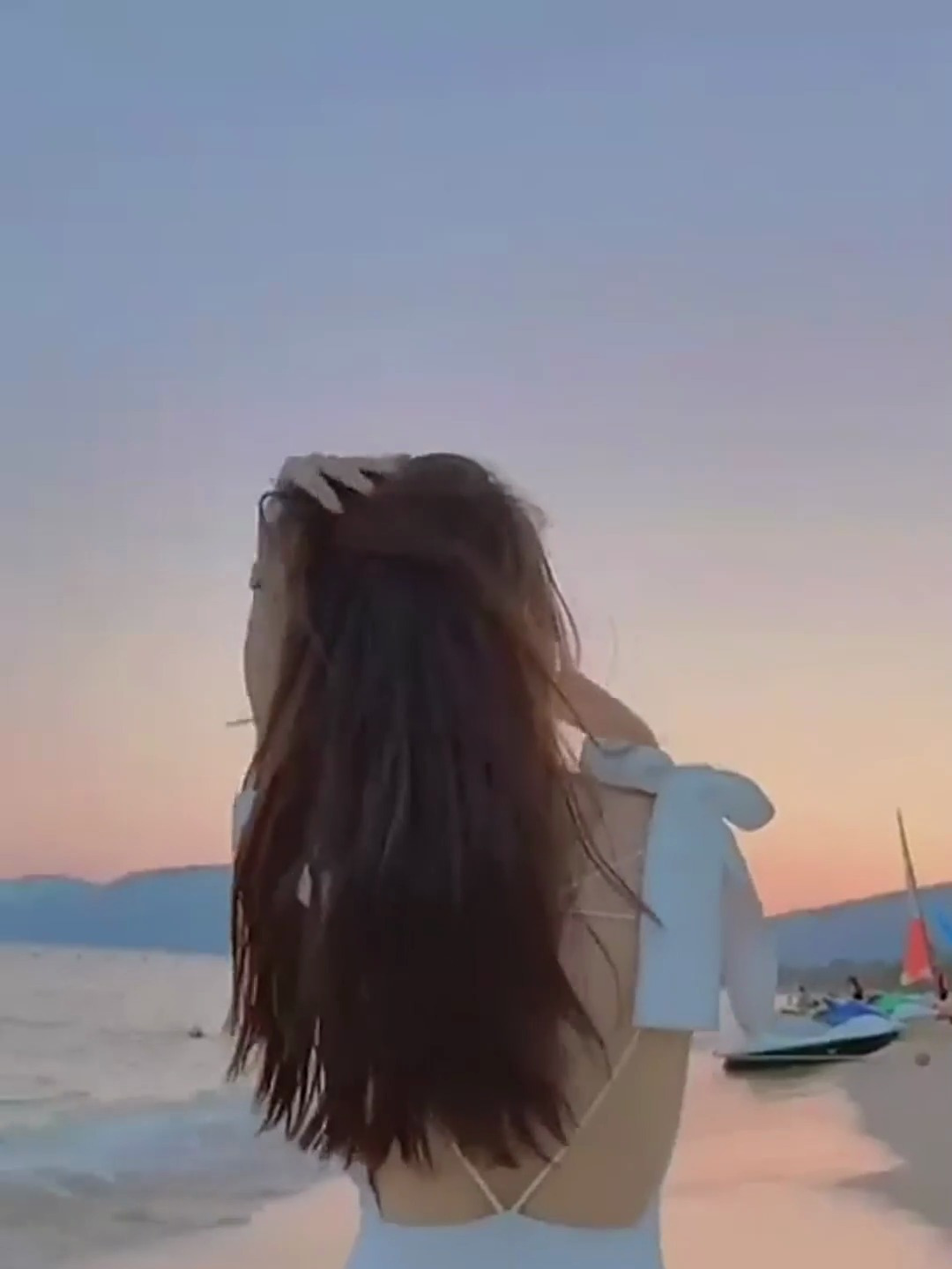 街拍海边性感小姐姐一身比基尼尽显好身材真是妩媚诱人