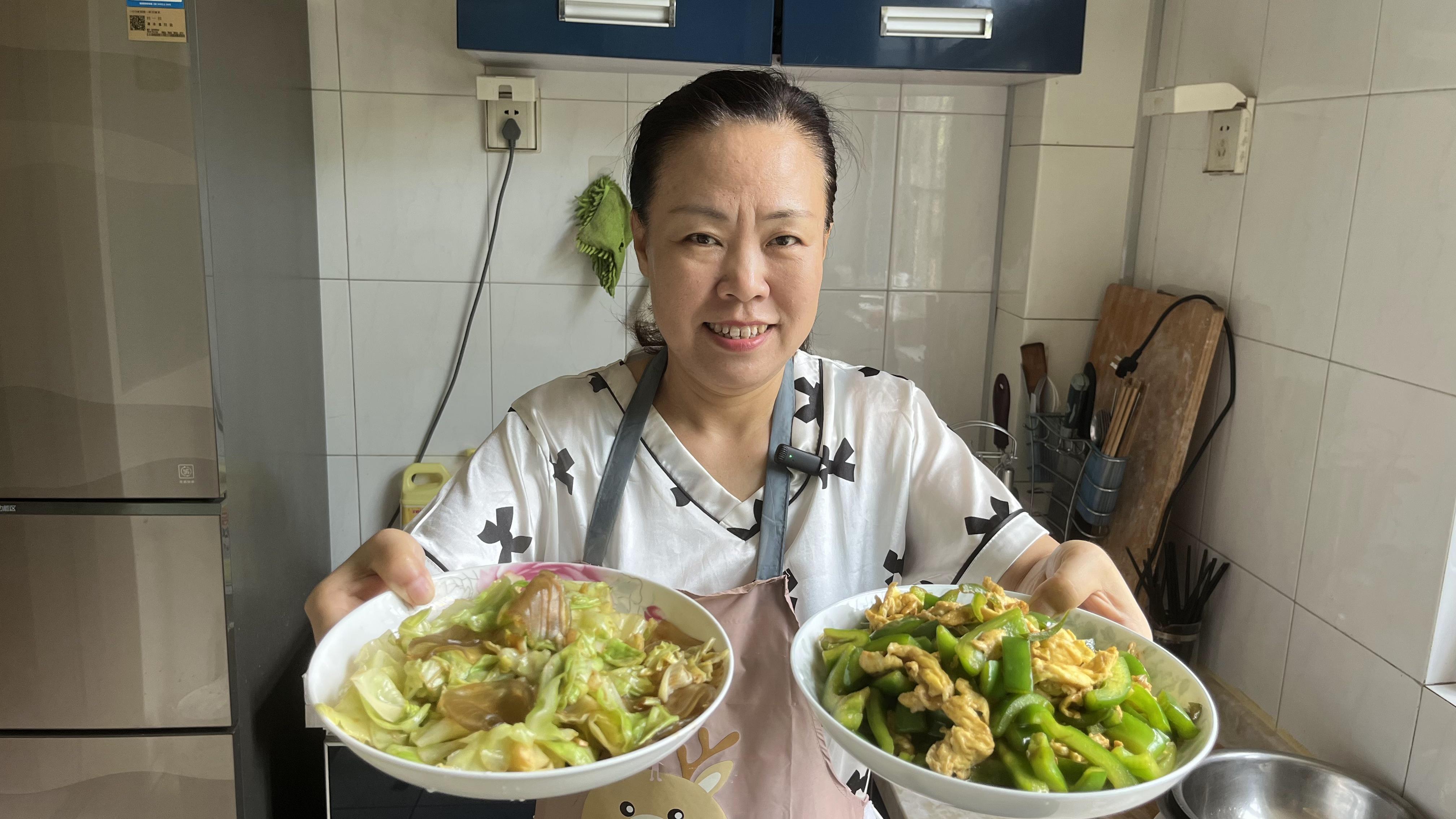 今天做了个青椒炒鸡蛋和甘蓝炒粉皮,健康美味减脂餐