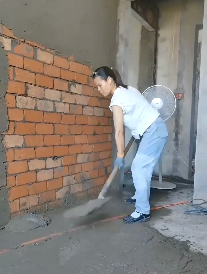 工地干活的女工,看他干活真卖力,一点都不偷懒