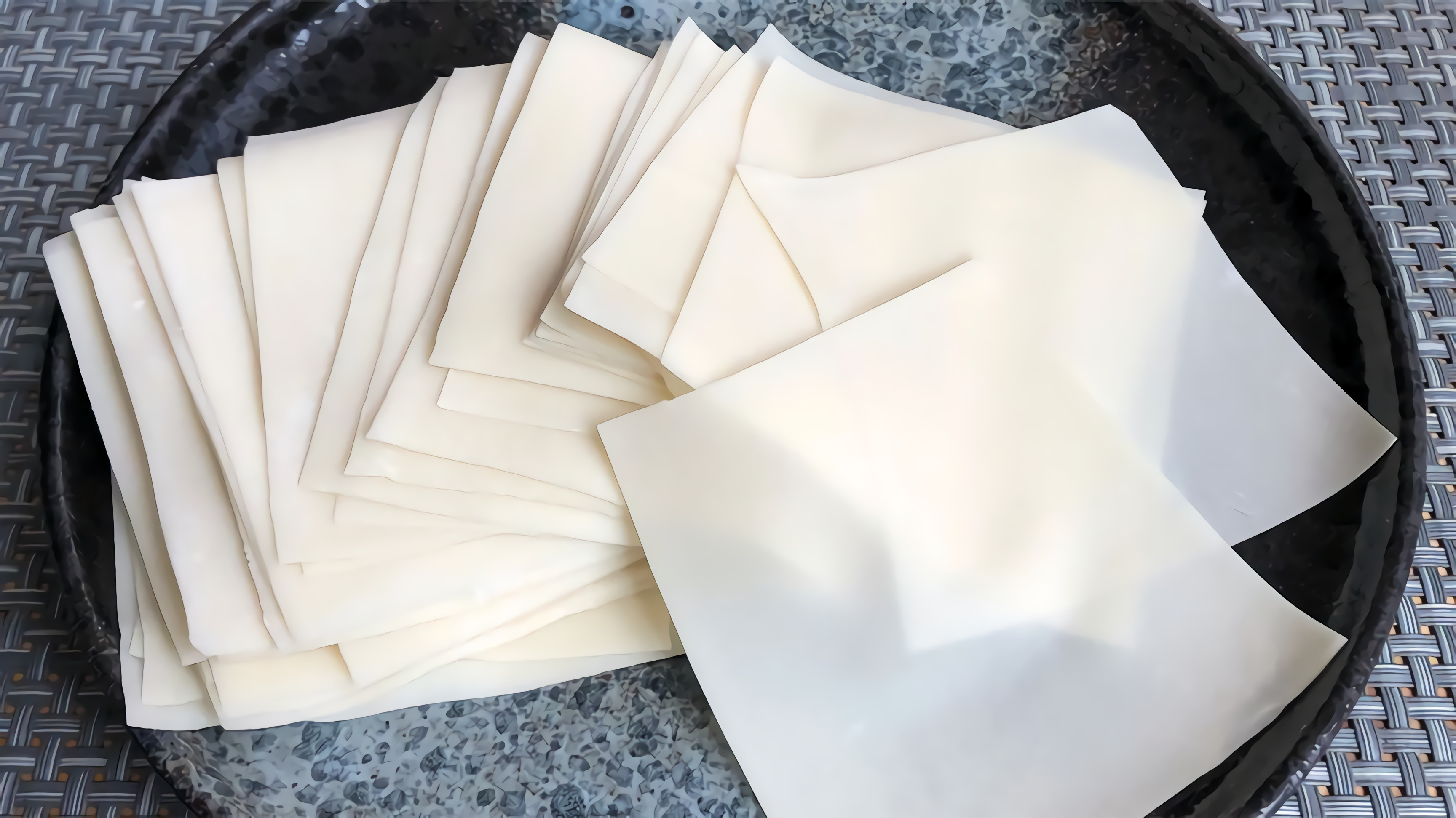 馄饨皮不要出去买了，教你纯手工擀馄饨皮，张张透明薄如纸还不破