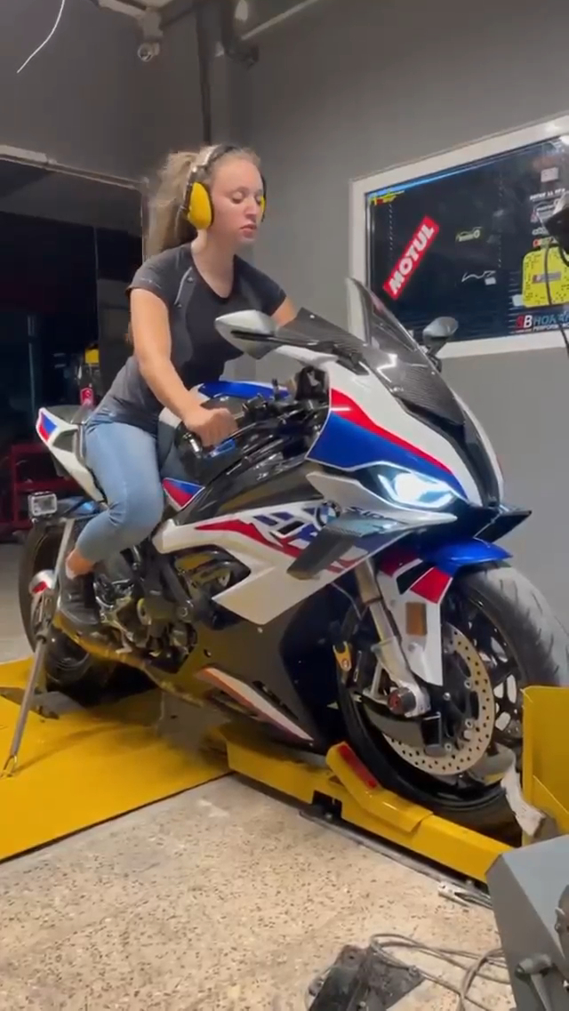 女骑士的宝马s1000rr马力机测试体验