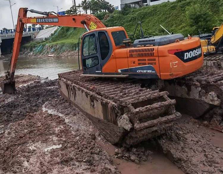 沼泽地作业水陆两用挖机