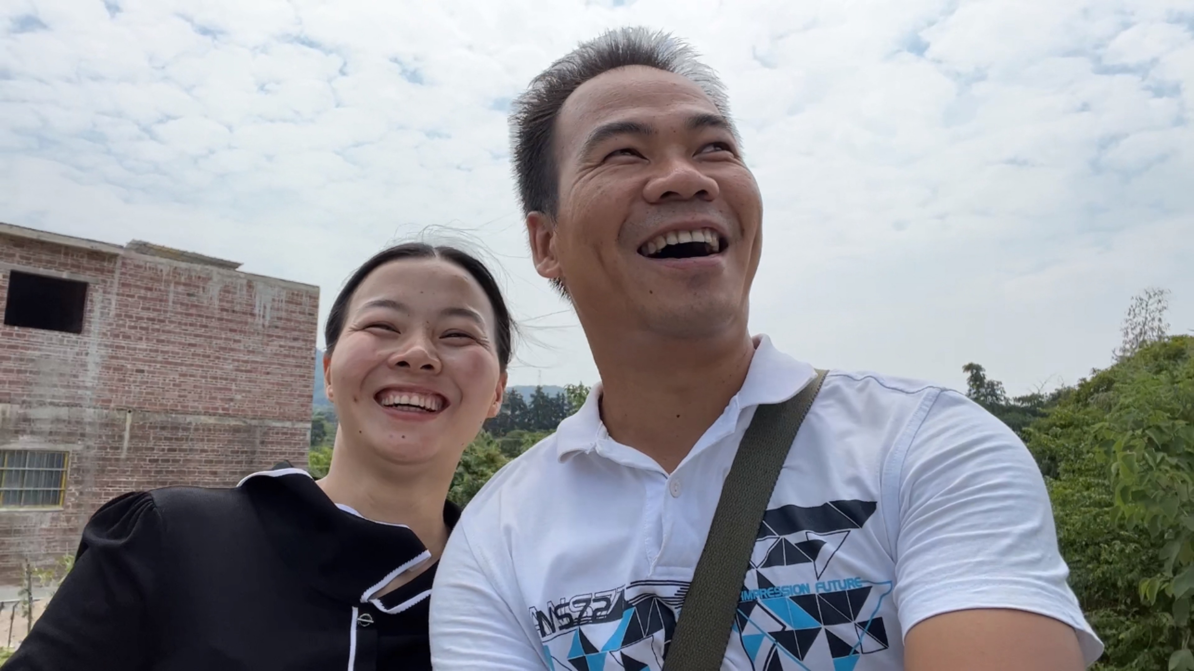 小翠带阿金哥去新型柿园,跟她出来都有惊喜,脆甜的柿子吃撑了